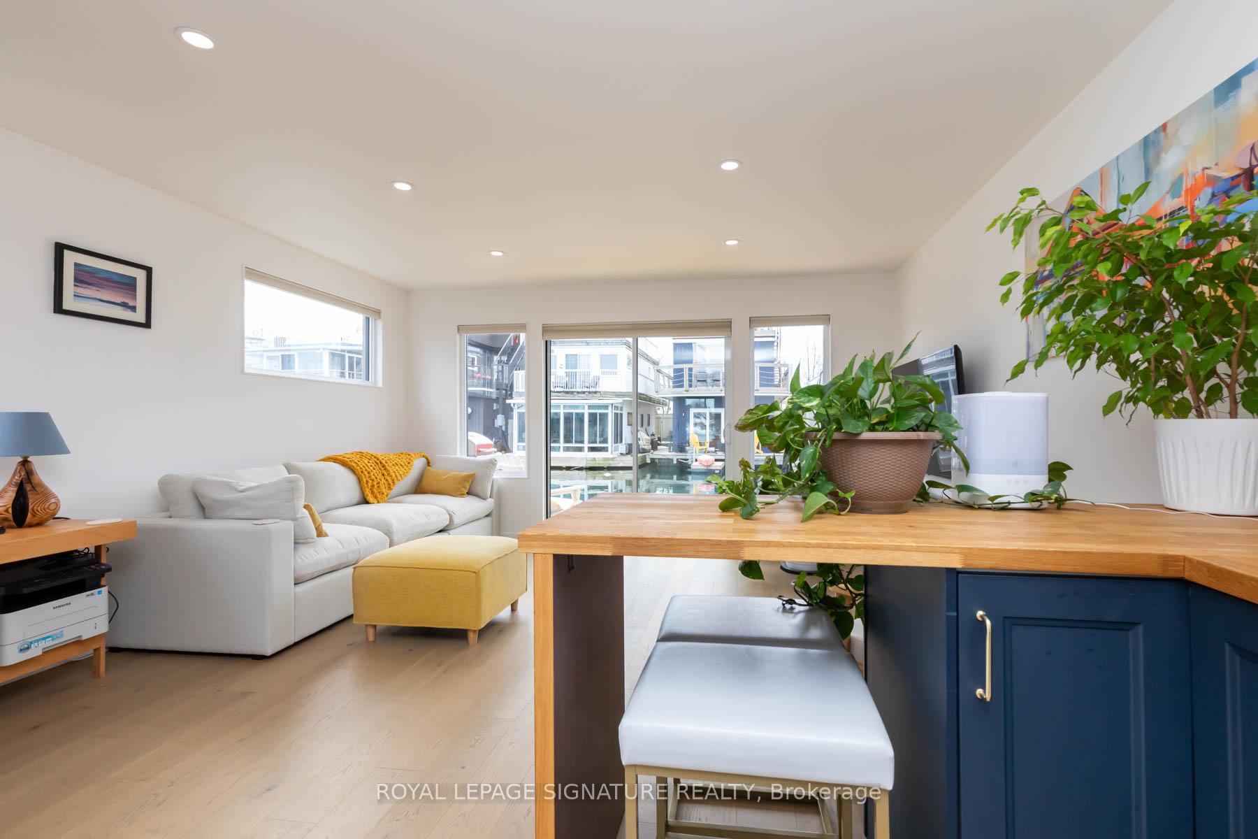 1 Bedroom Condo at 7 Brimley,  Toronto For sale