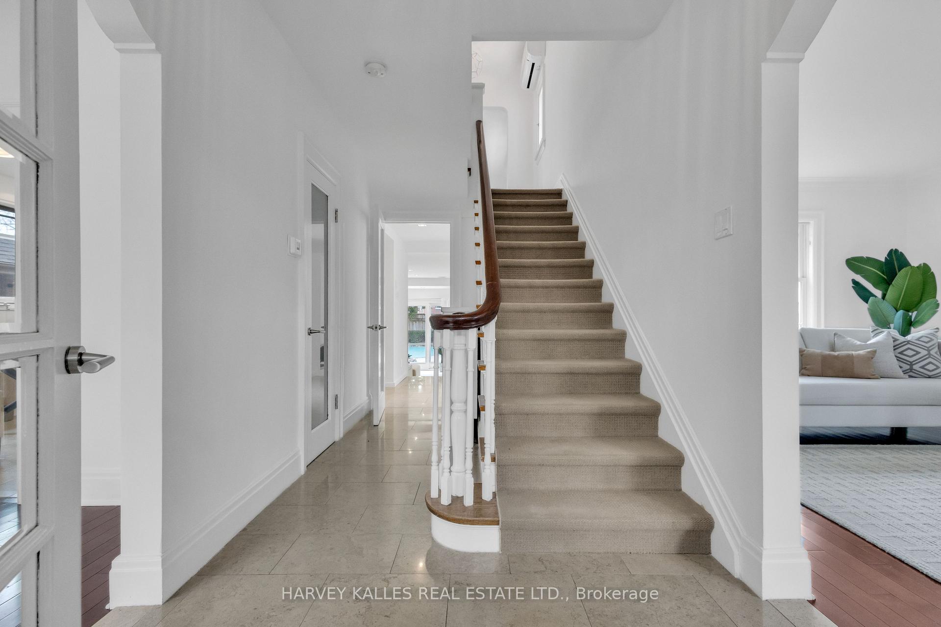 111 Strathallan Boulevard