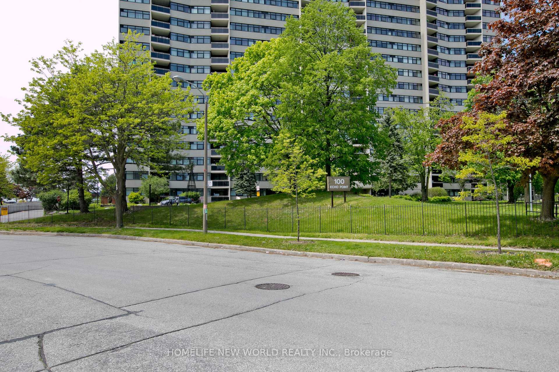 3 Bedrooms Condo at 100 Echo, Toronto For sale