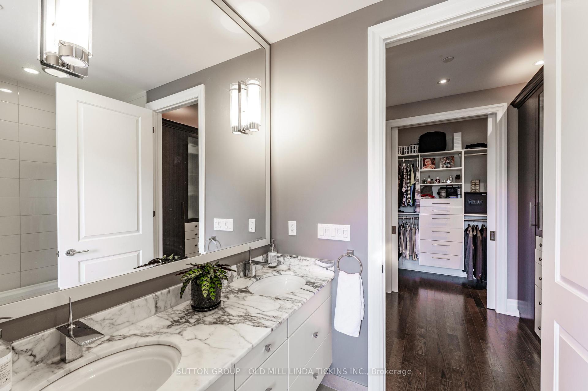 2 Bedrooms Condo at 30 Old Mill, Toronto For sale