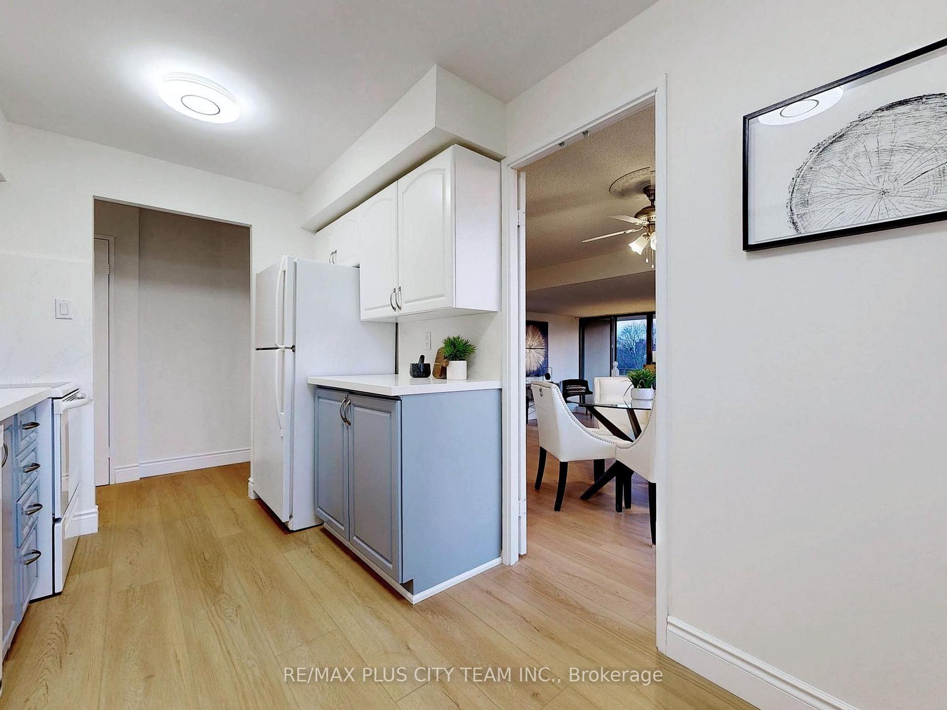 3 Bedrooms Condo at 6500 Montevideo,  Mississauga For sale