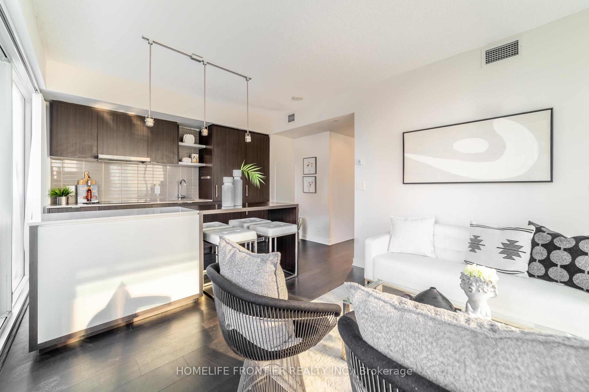2 Bedrooms Condo at 88 Harbour, Toronto For sale