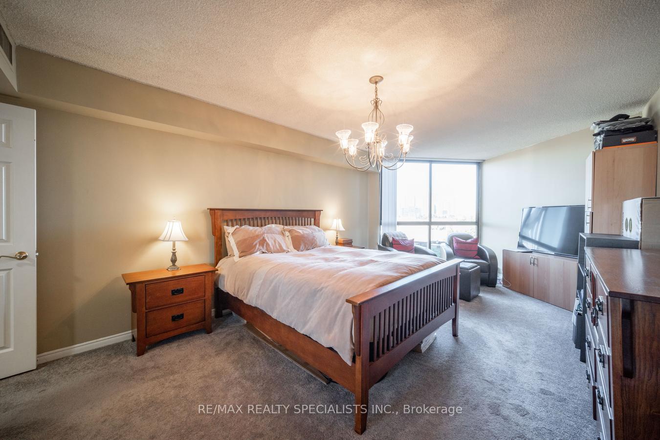2 Bedrooms Condo at 4235 Sherwoodtowne, Mississauga For sale