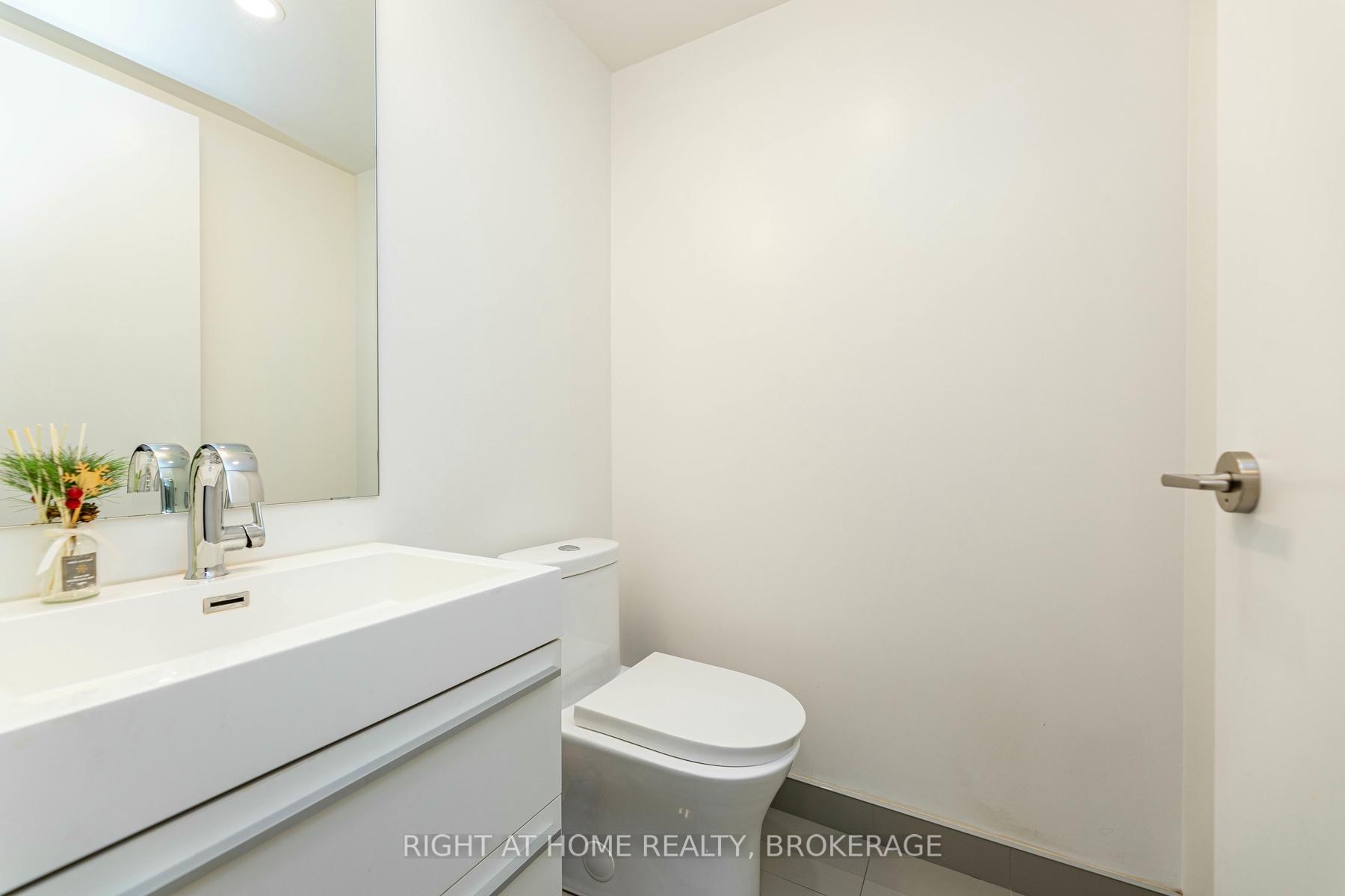 2 Bedrooms Condo at 39 Roehampton, Toronto For sale