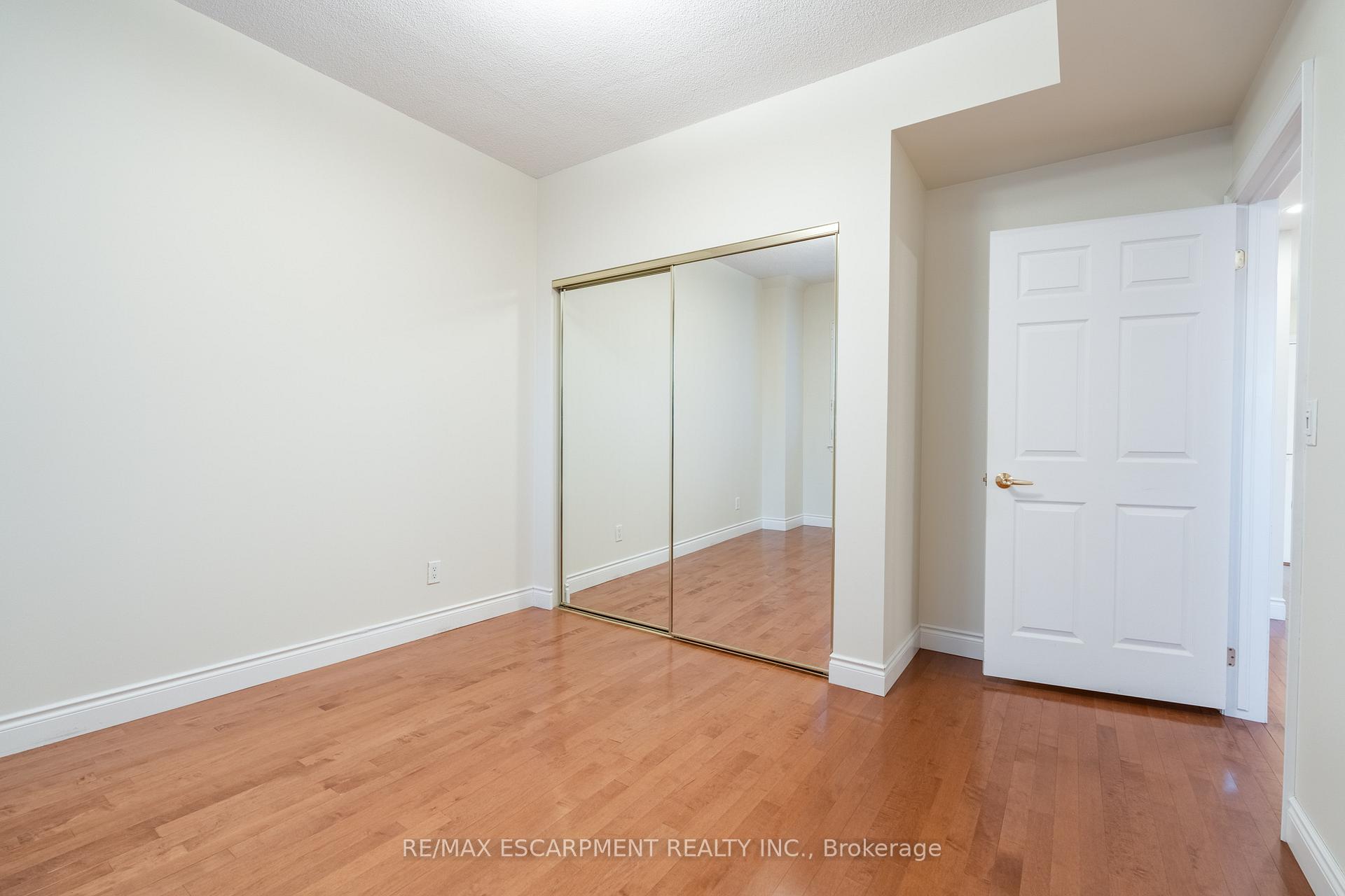 2 Bedrooms Condo at 399 Elizabeth, Burlington For sale