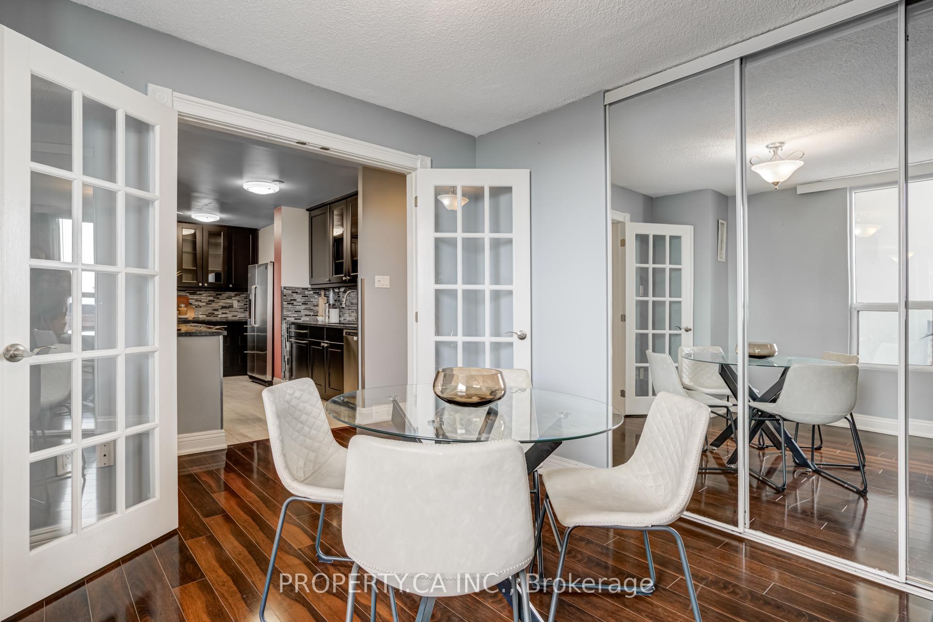 3 Bedrooms Condo at 1515 Lakeshore, Mississauga For sale