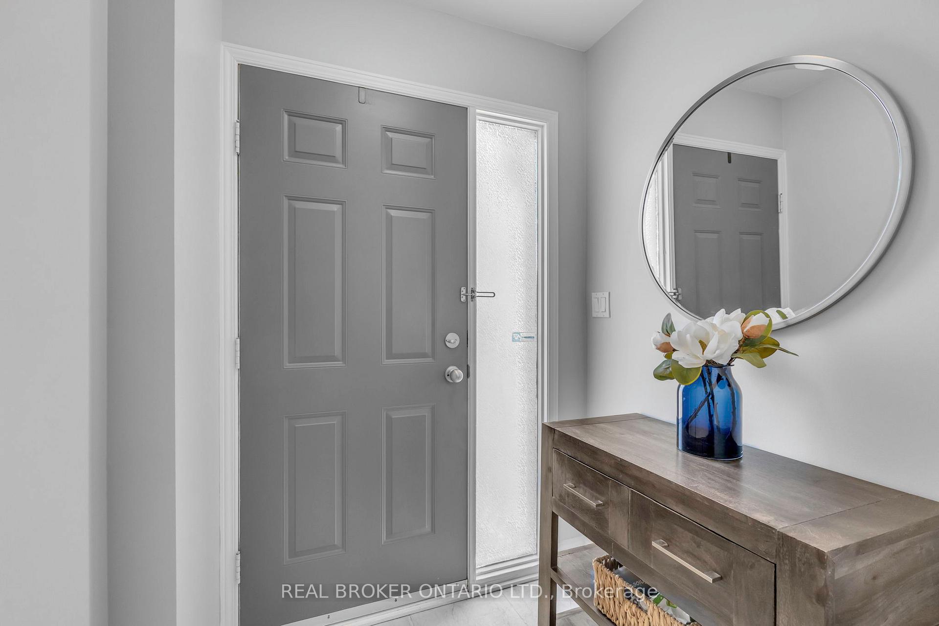 2 Bedrooms Condo at 2015 Cleaver, Burlington For sale