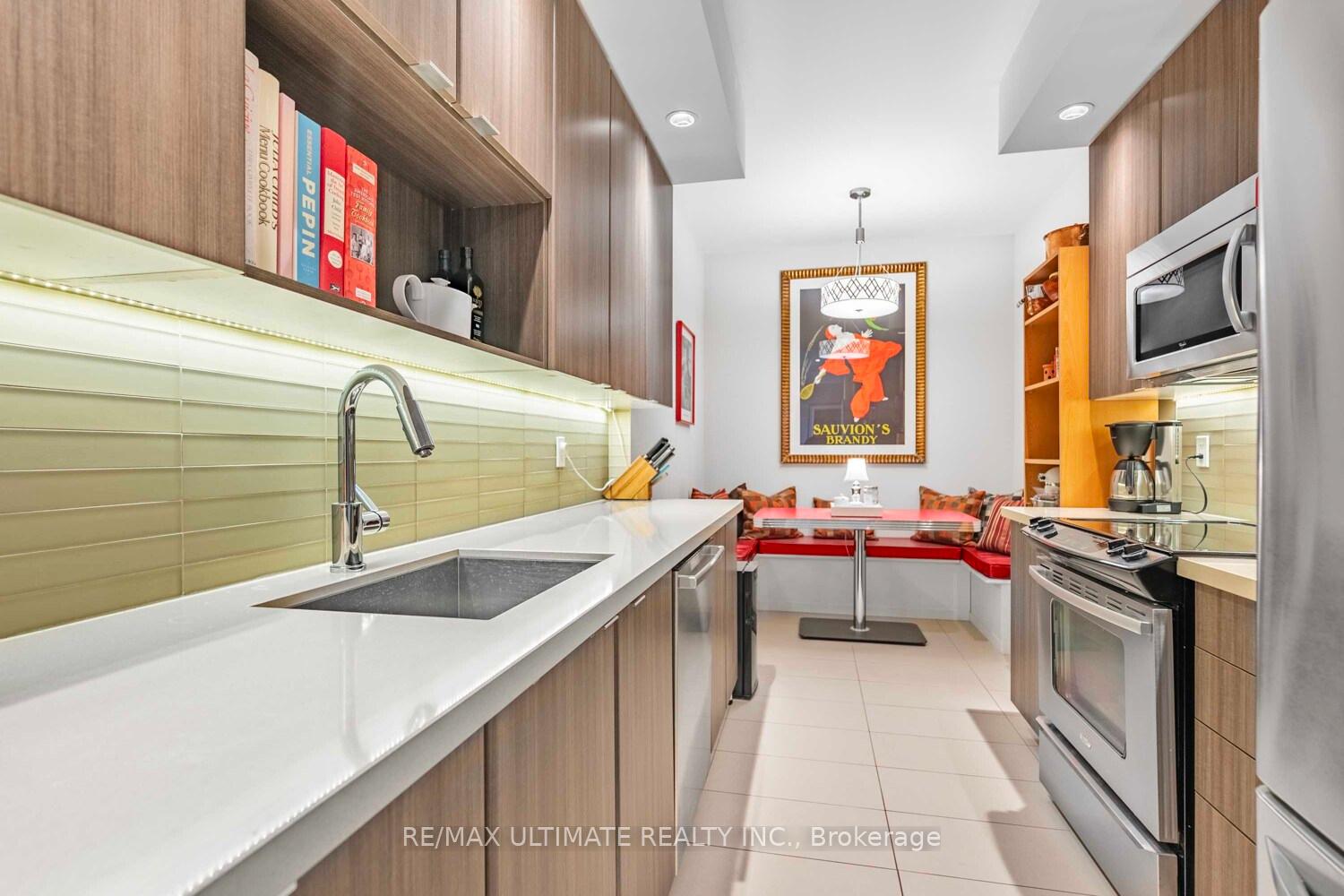 2 Bedrooms Condo at 28 Linden, Toronto For sale