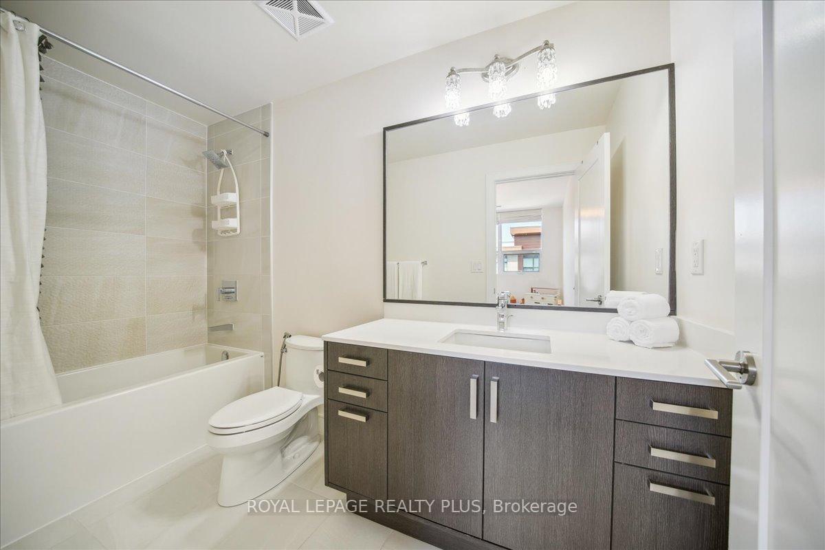3 Bedrooms Condo at 1575 Lakeshore, Mississauga For sale