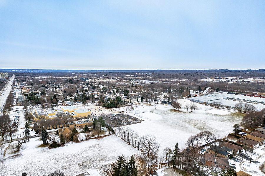2 Bedrooms Condo at 320 Plains,  Burlington For sale