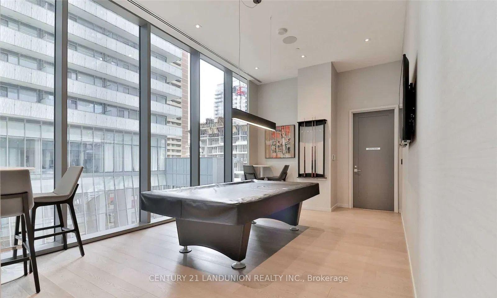 2 Bedrooms Condo at 33 Charles, Toronto For sale