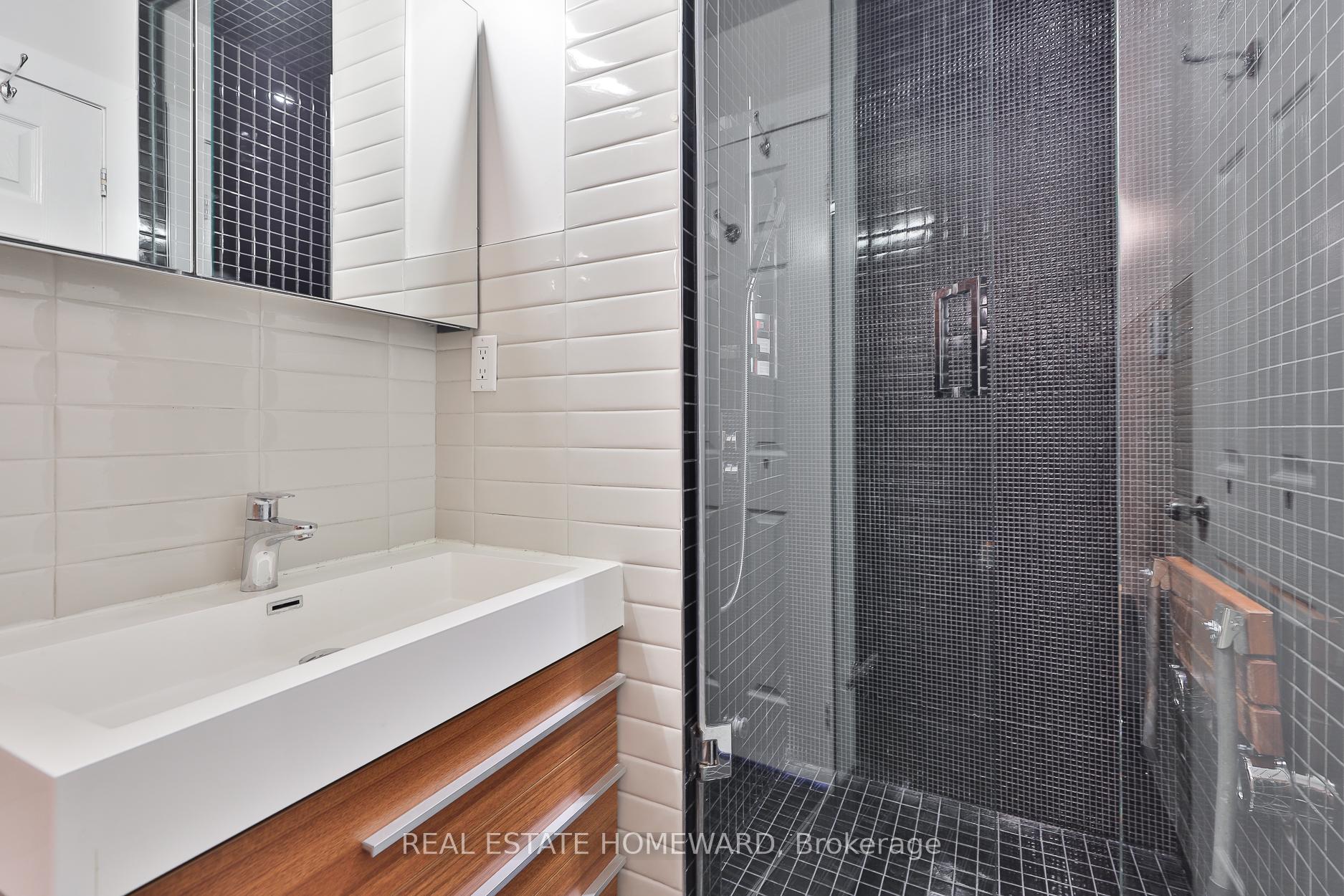 3 Bedrooms Condo at 36 Rusholme Park, Toronto For sale
