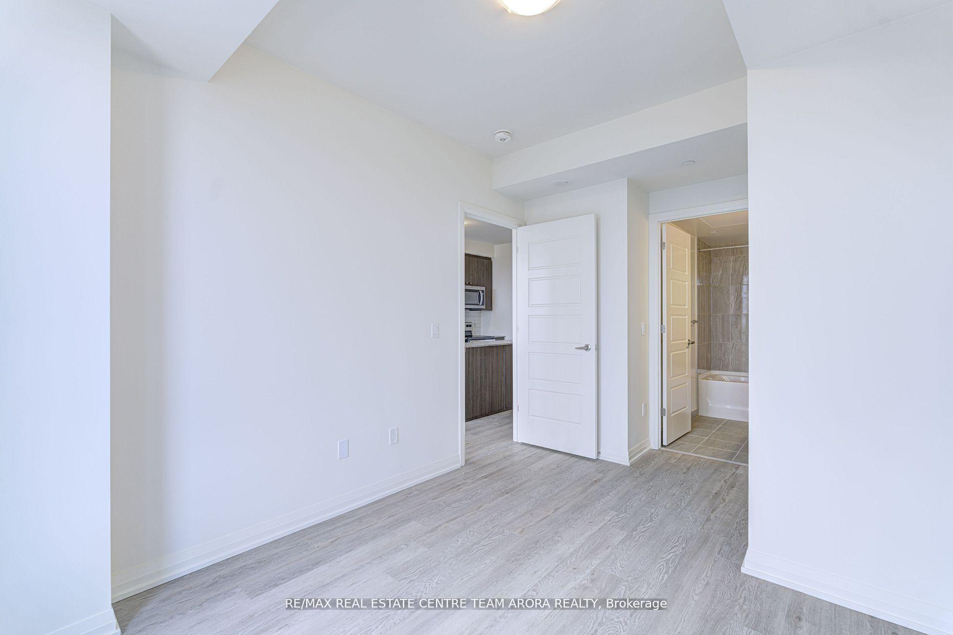 2 Bedrooms Condo at 1415 Dundas, Oakville For sale