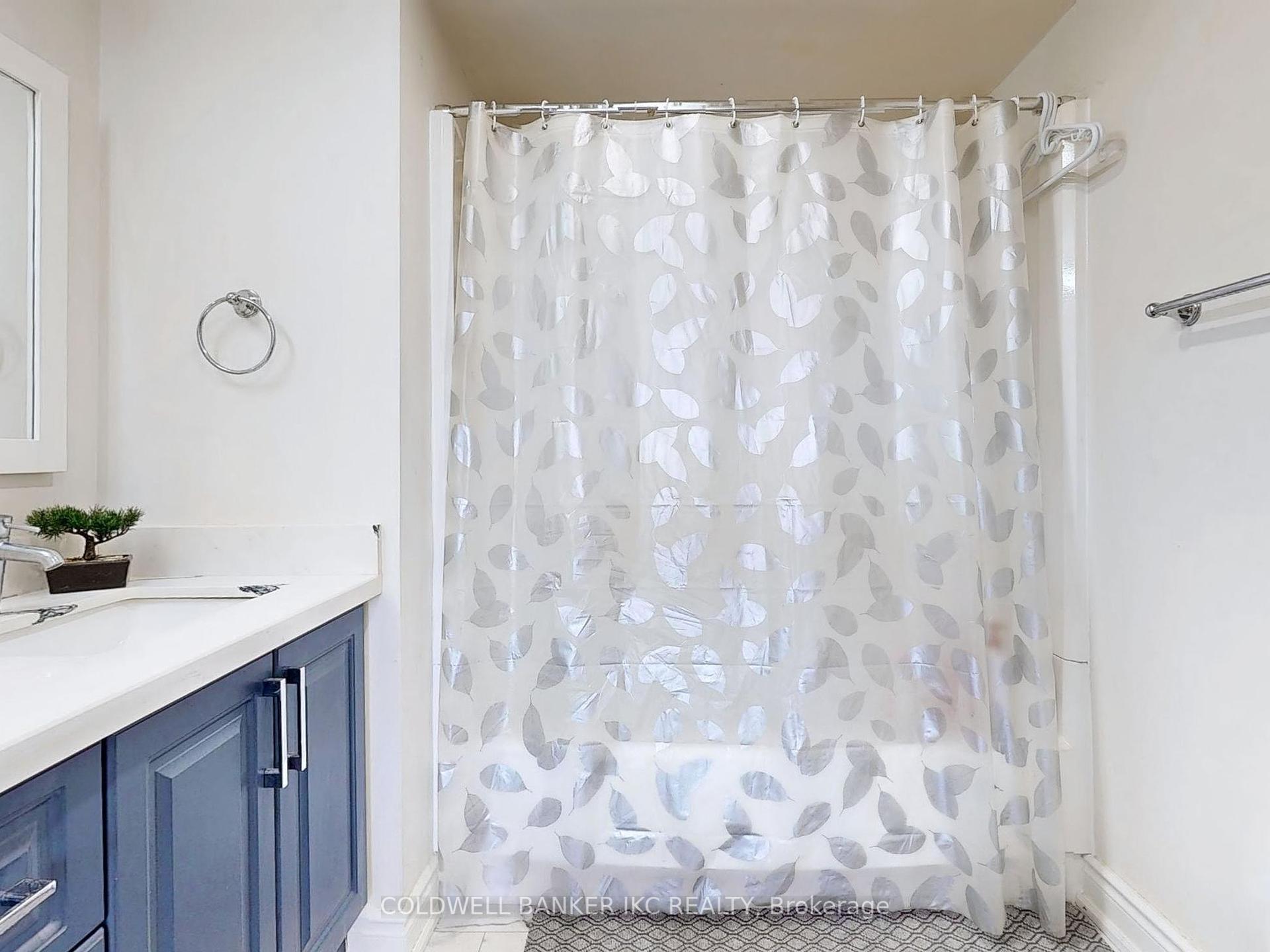 3 Bedrooms Condo at 4235 Sherwoodtowne, Mississauga For sale