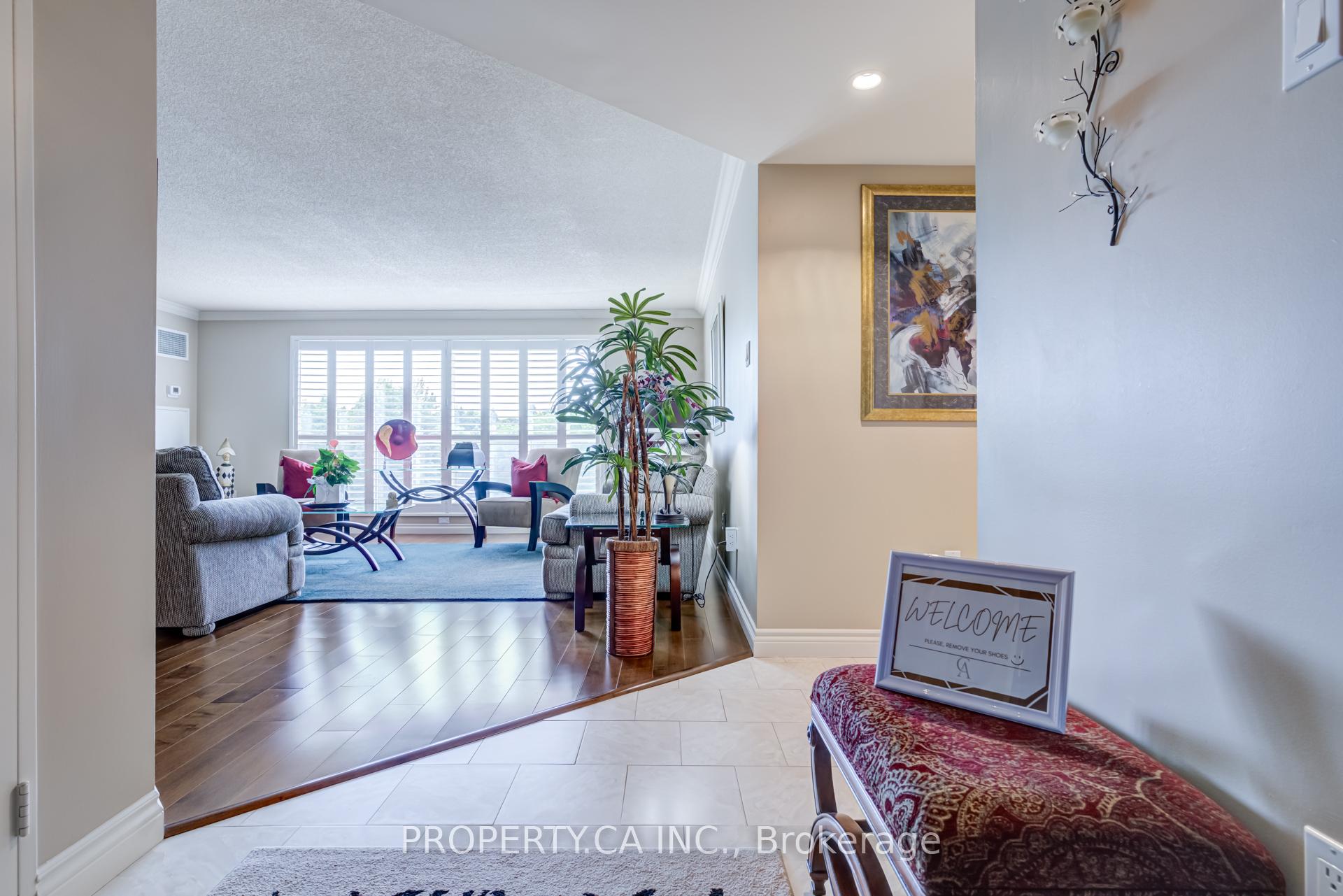 3 Bedrooms Condo at 1700 The Collegeway, Mississauga For sale