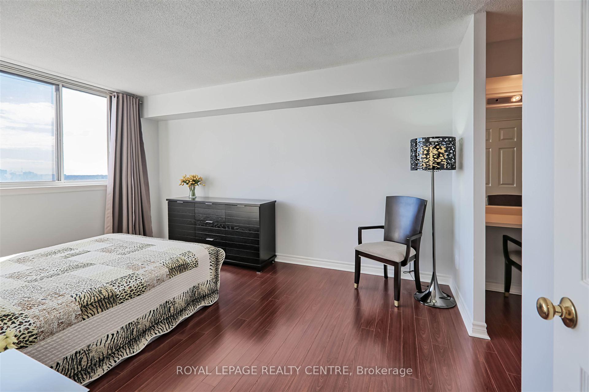 2 Bedrooms Condo at 880 Dundas,  Mississauga For sale