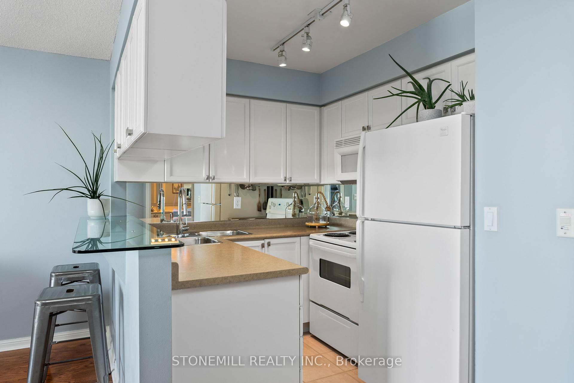 2 Bedrooms Condo at 1150 Parkwest, Mississauga For sale