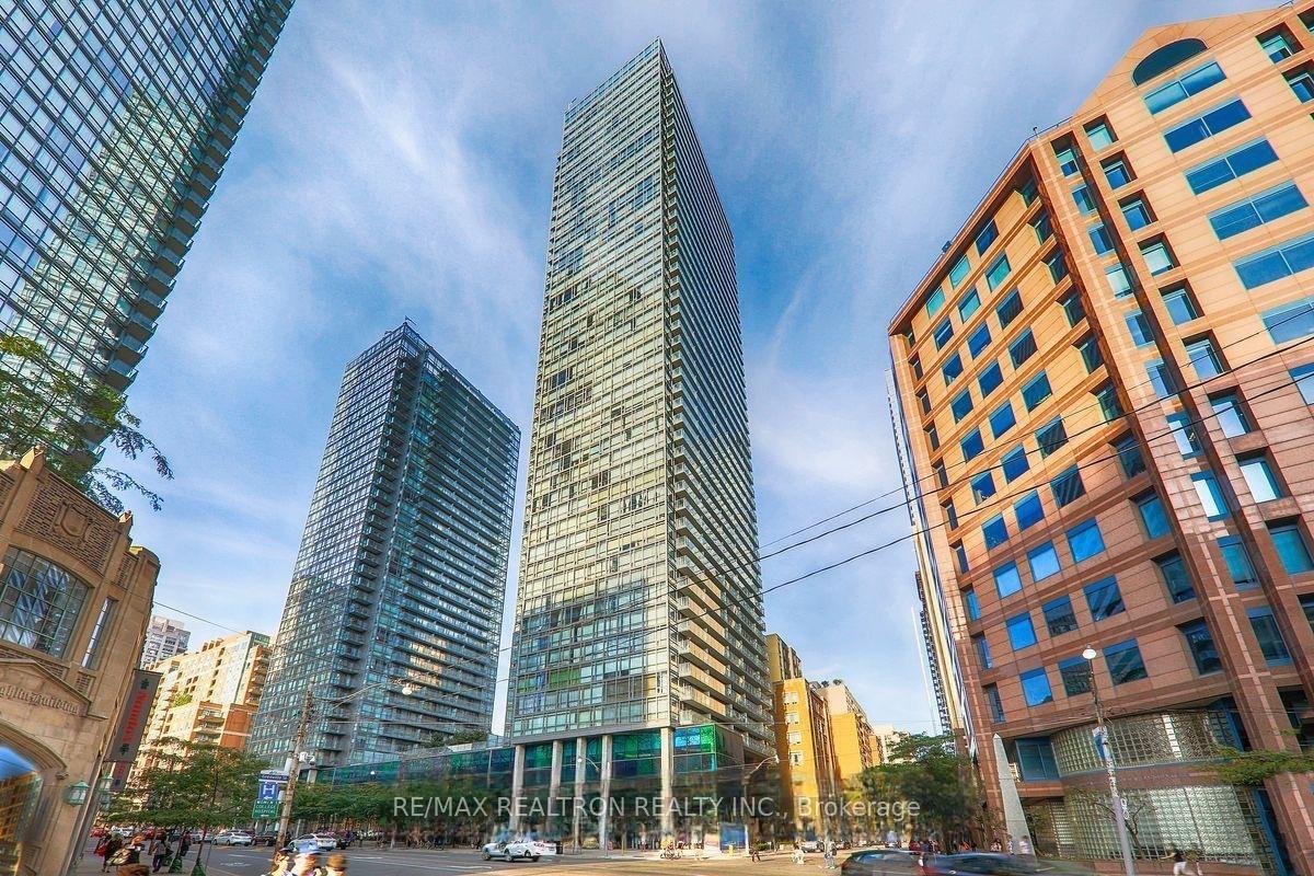 2 Bedrooms Condo at 37 Grosvenor, Toronto For sale