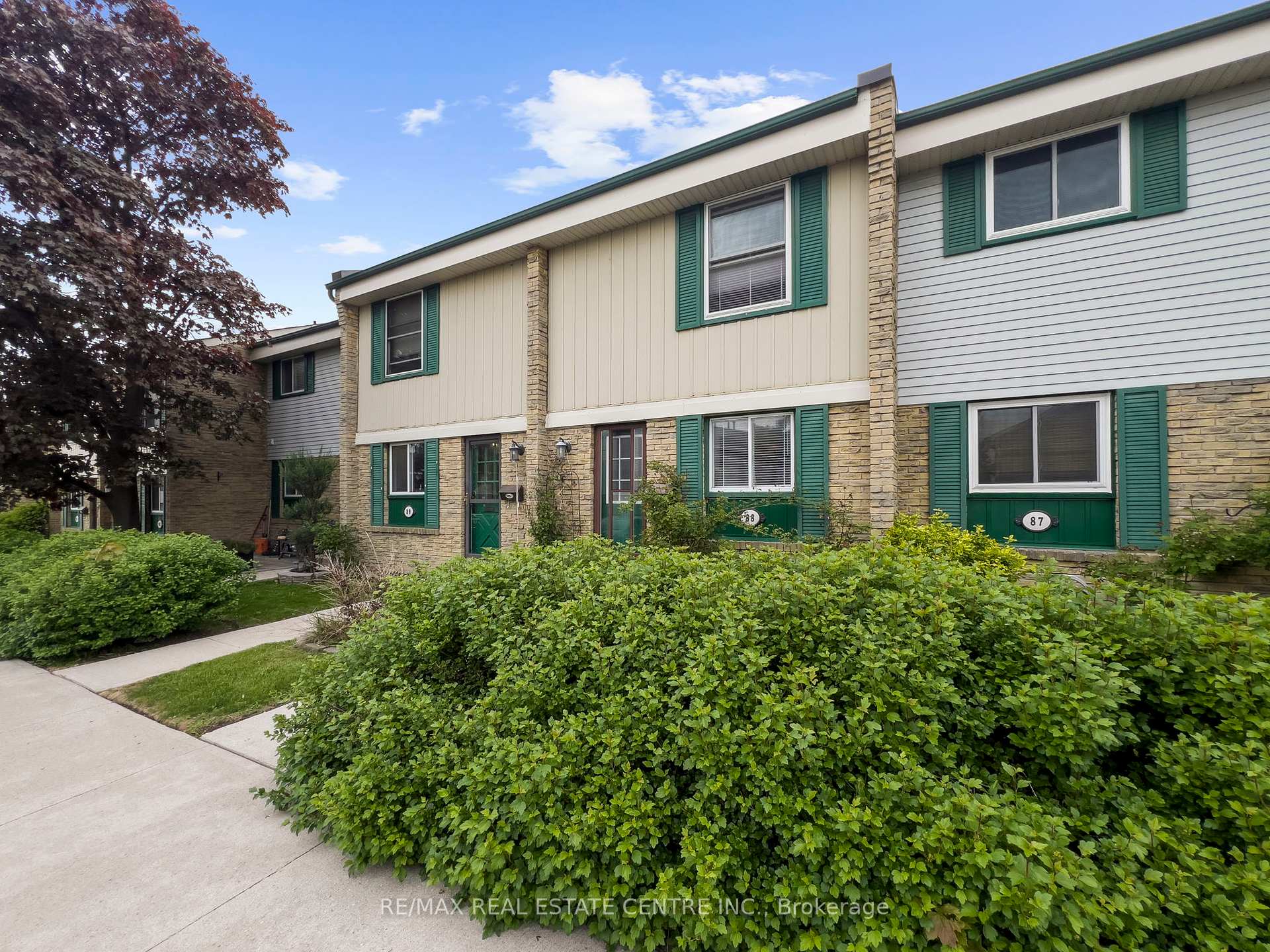 3 Bedrooms Condo at 2779 Gananoque, Mississauga For sale