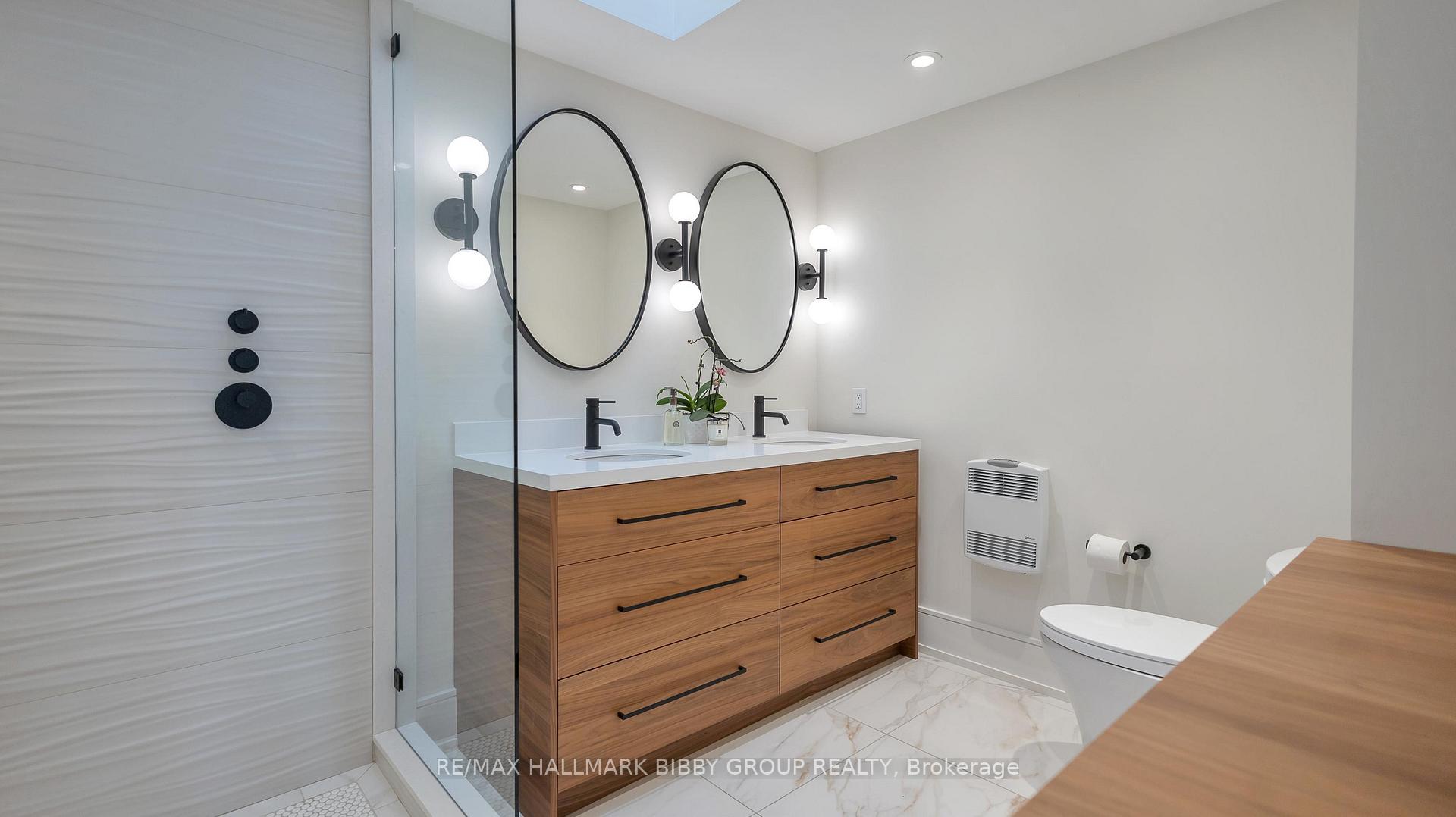 3 Bedrooms Condo at 99 Harbour, Toronto For sale
