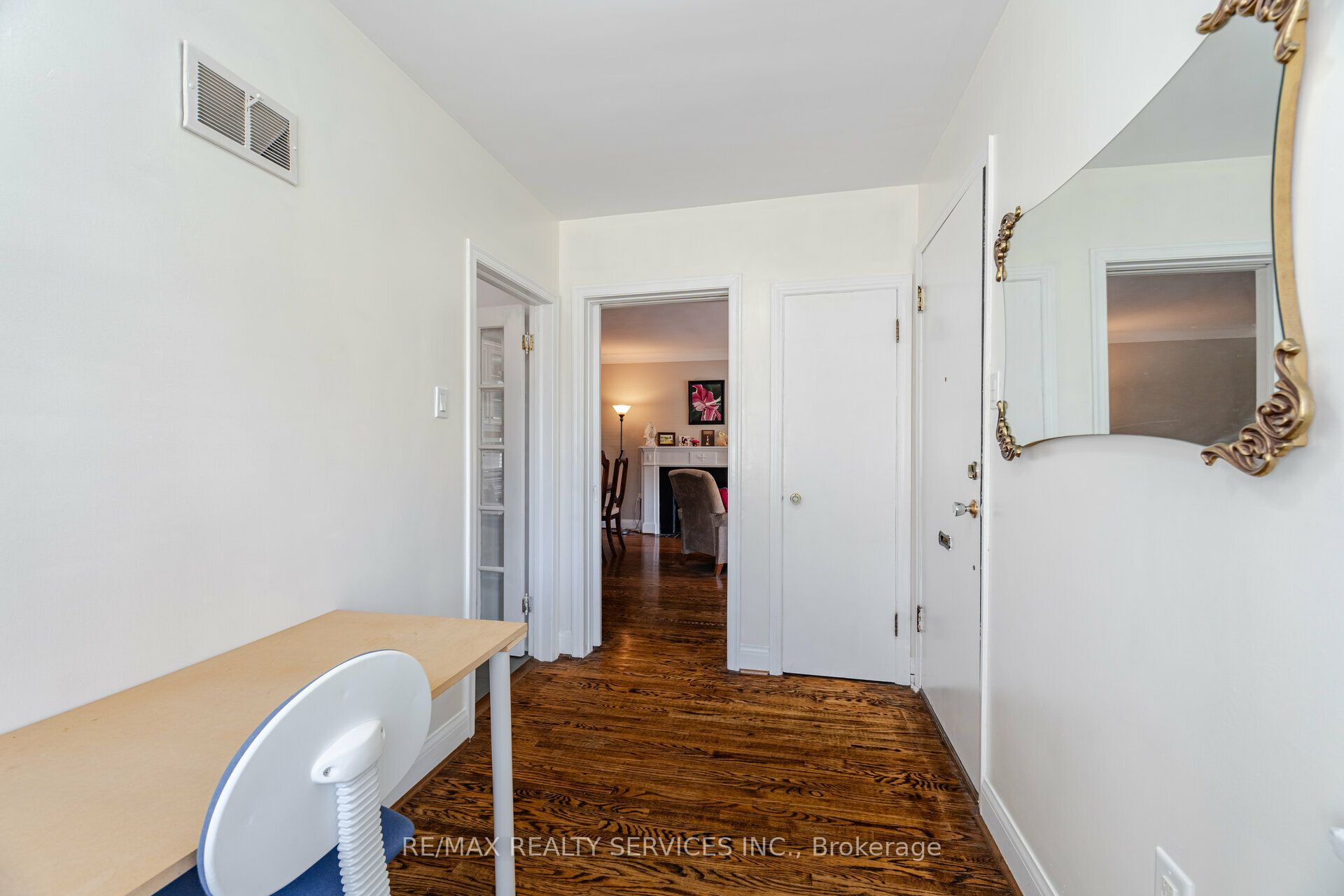 18 Wellington Street W