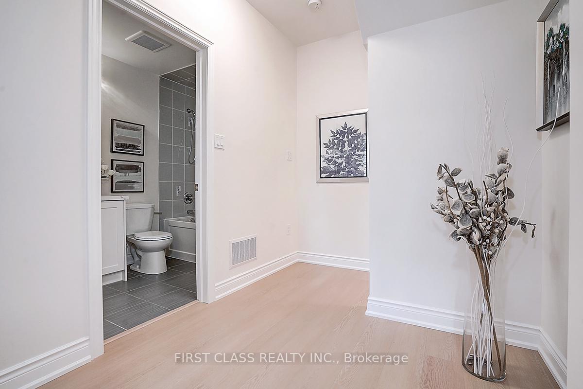 3 Bedrooms Condo at 17 Coneflower,  Toronto For sale