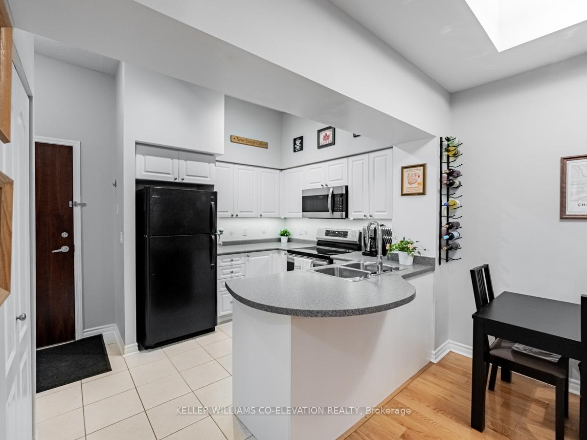 2 Bedrooms Condo at 330 Princess Royal, Mississauga For sale
