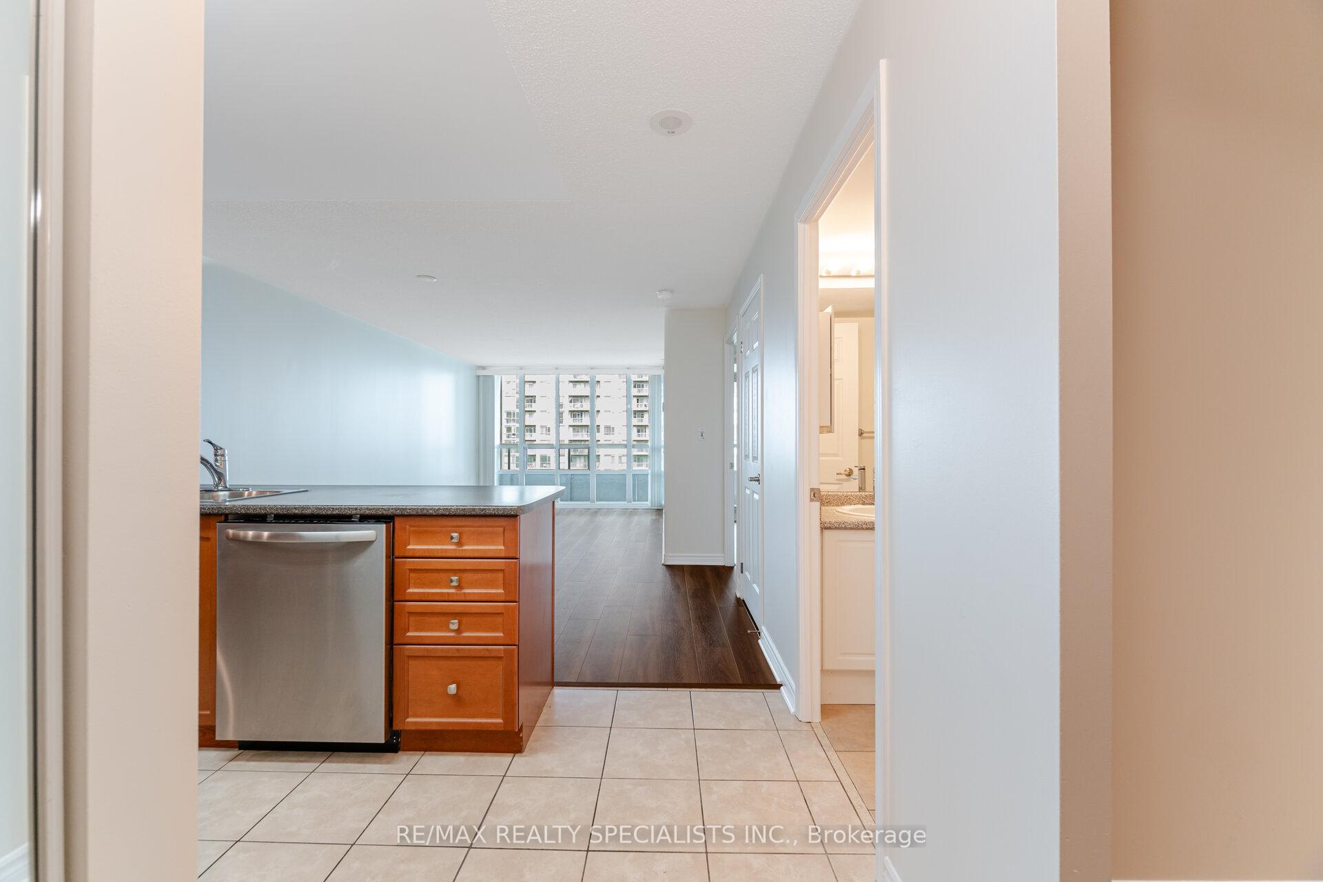 2 Bedrooms Condo at 335 Rathburn, Mississauga For sale