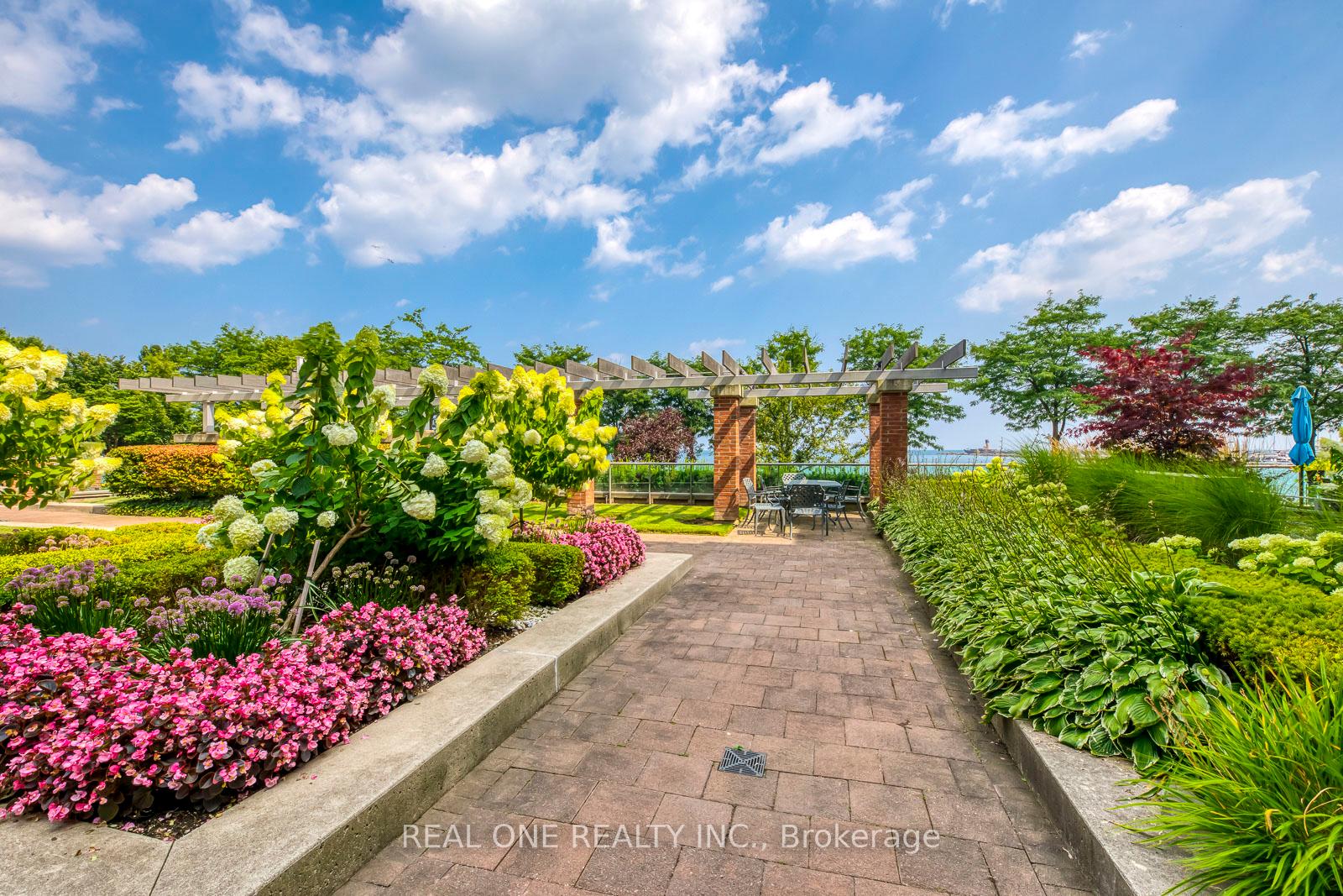 2 Bedrooms Condo at 65 Port,  Mississauga For sale