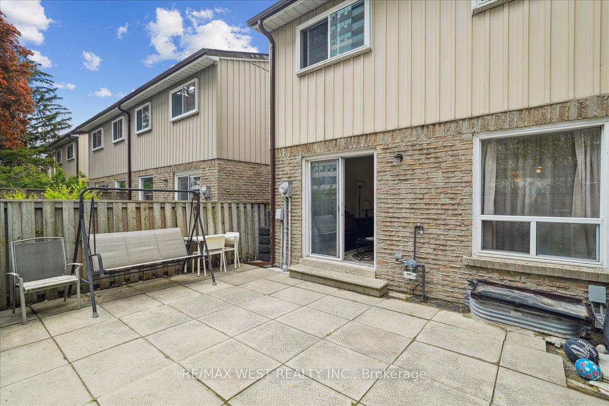 5 Bedrooms Condo at 44 Chester Le, Toronto For sale