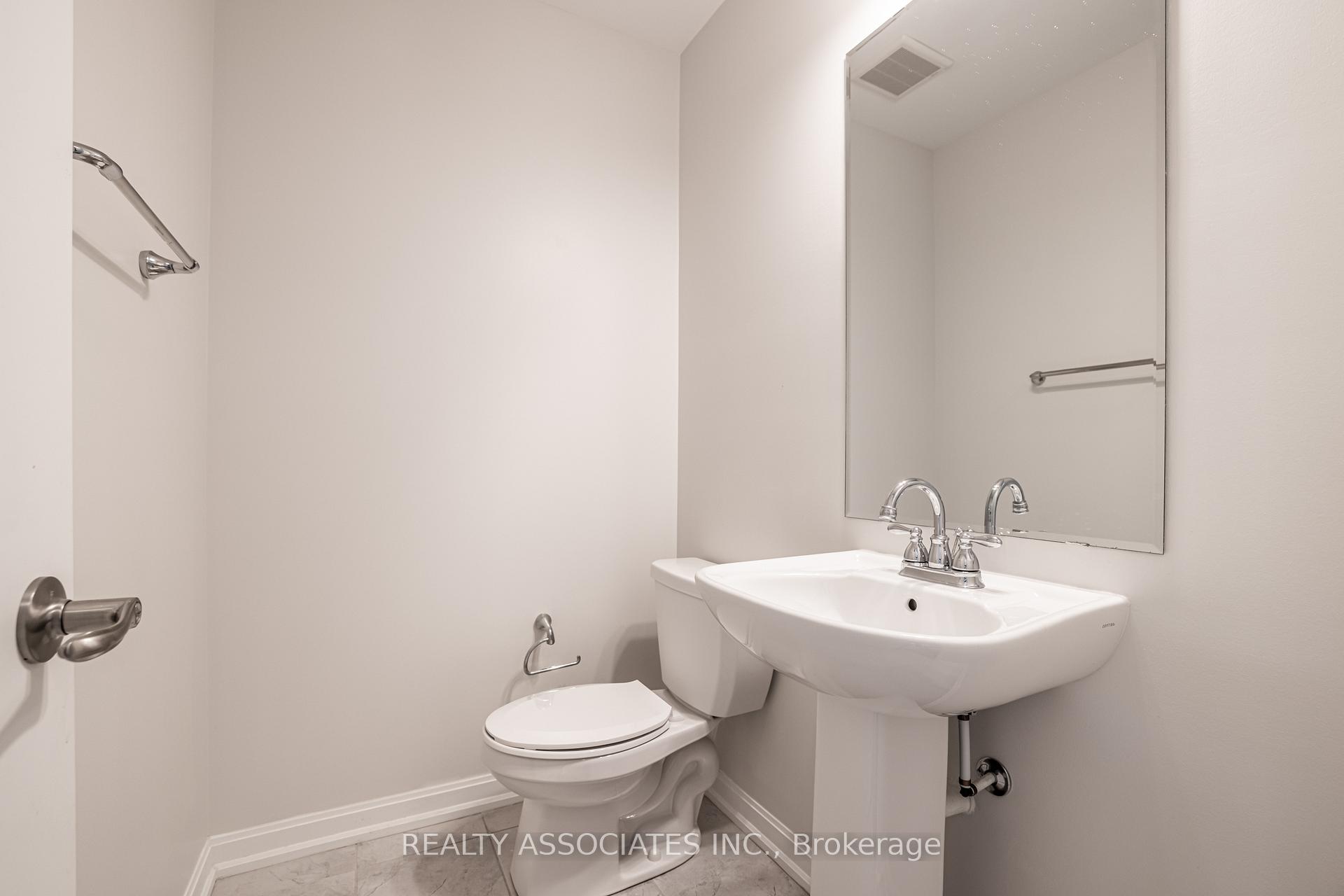 4 Bedrooms Condo at 133 Grovewood, Oakville For sale