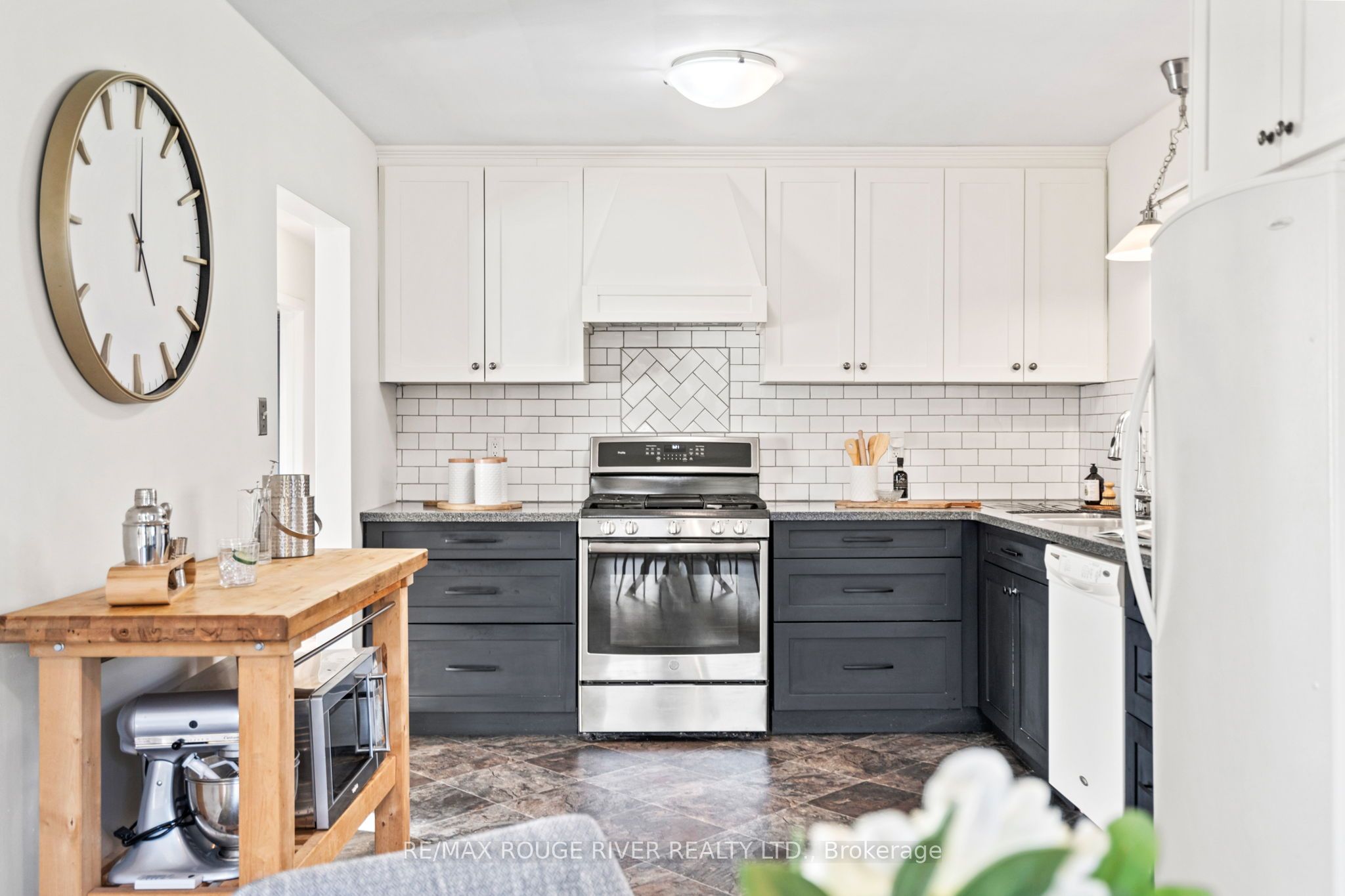 133 Elizabeth Crescent, Whitby, ON L1N 3S1