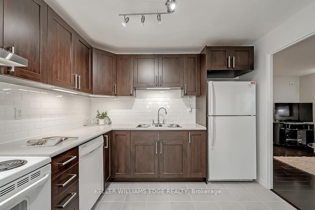 3 Bedrooms Condo at 475 The West Mall,  Toronto For sale