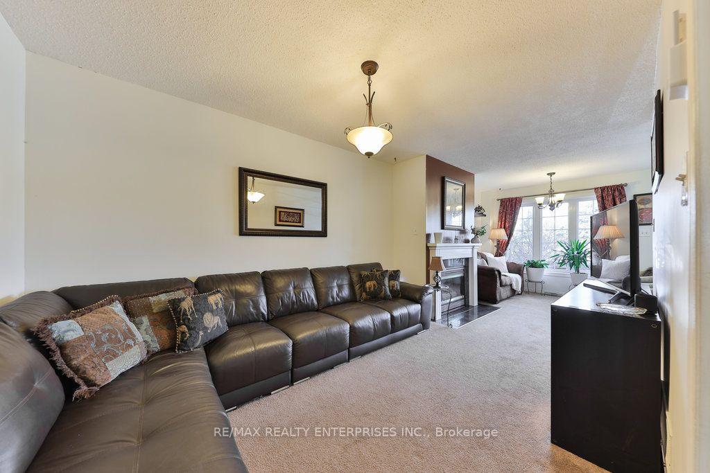 3 Bedrooms Condo at 455 Apache, Mississauga For sale