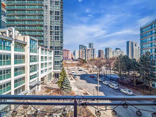 2 Bedrooms Condo at 225 Webb, Mississauga For sale