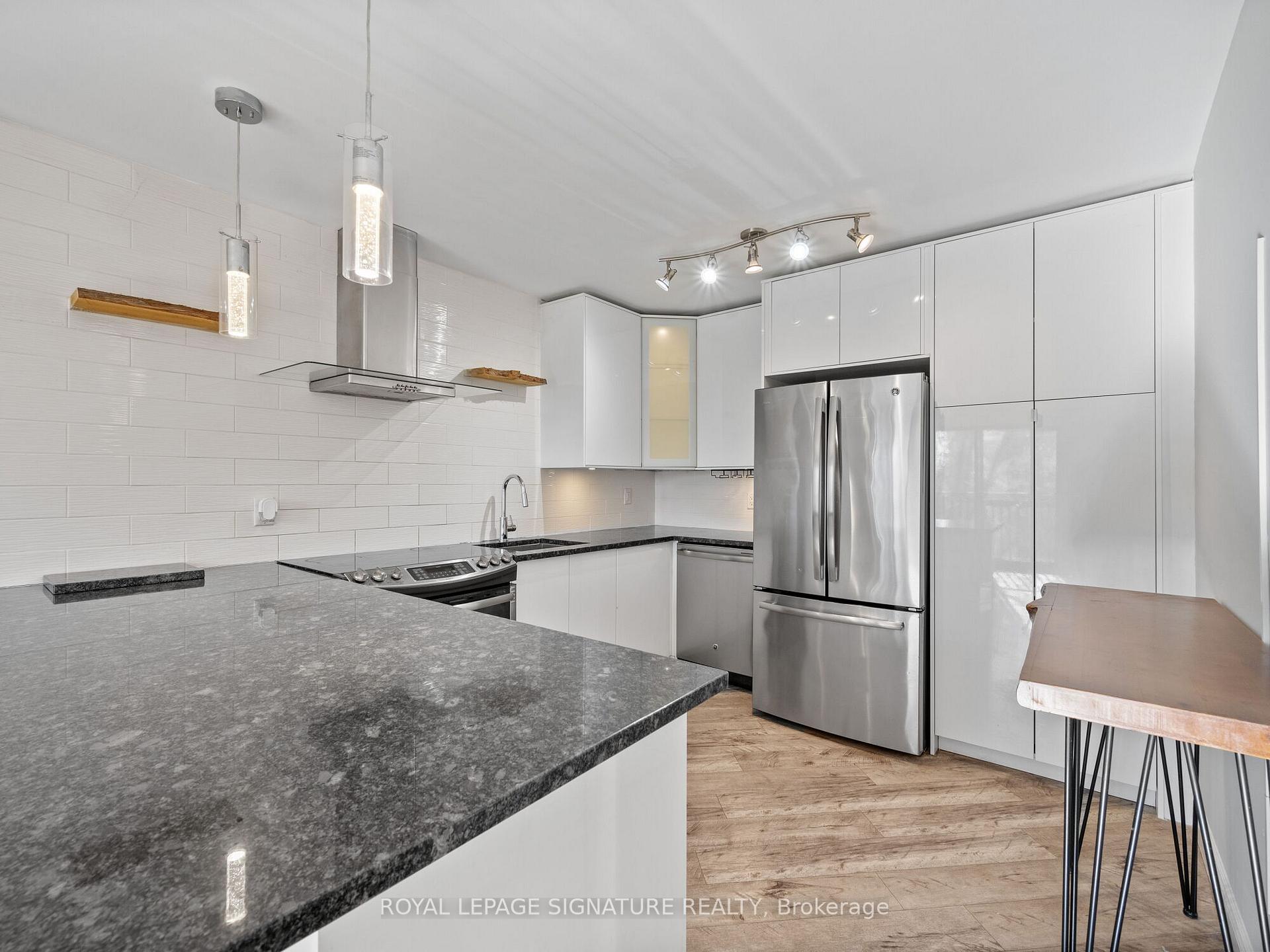 2 Bedrooms Condo at 28 Victoria, Hamilton For sale