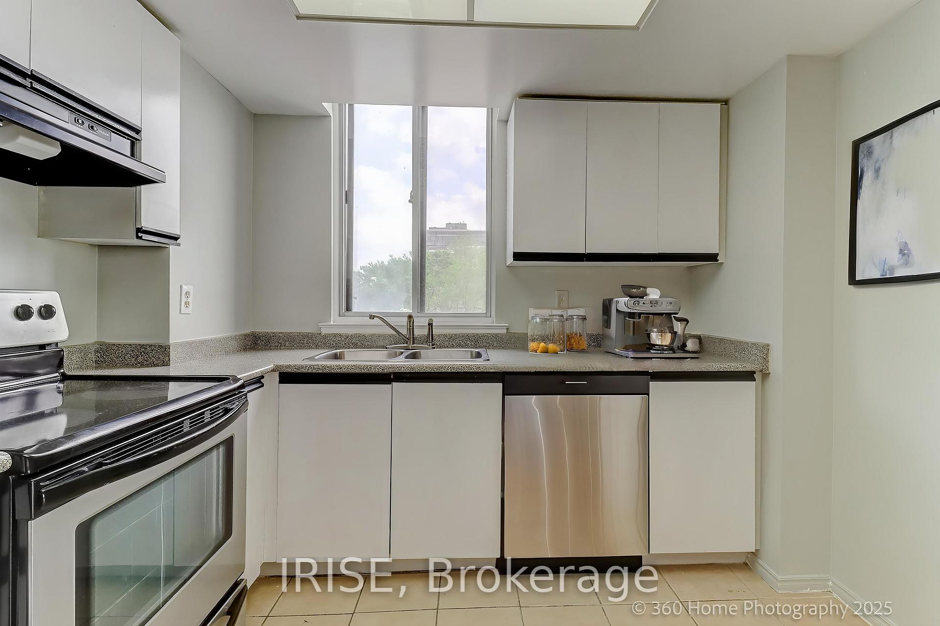 2 Bedrooms Condo at 1001 Cedarglen, Mississauga For sale