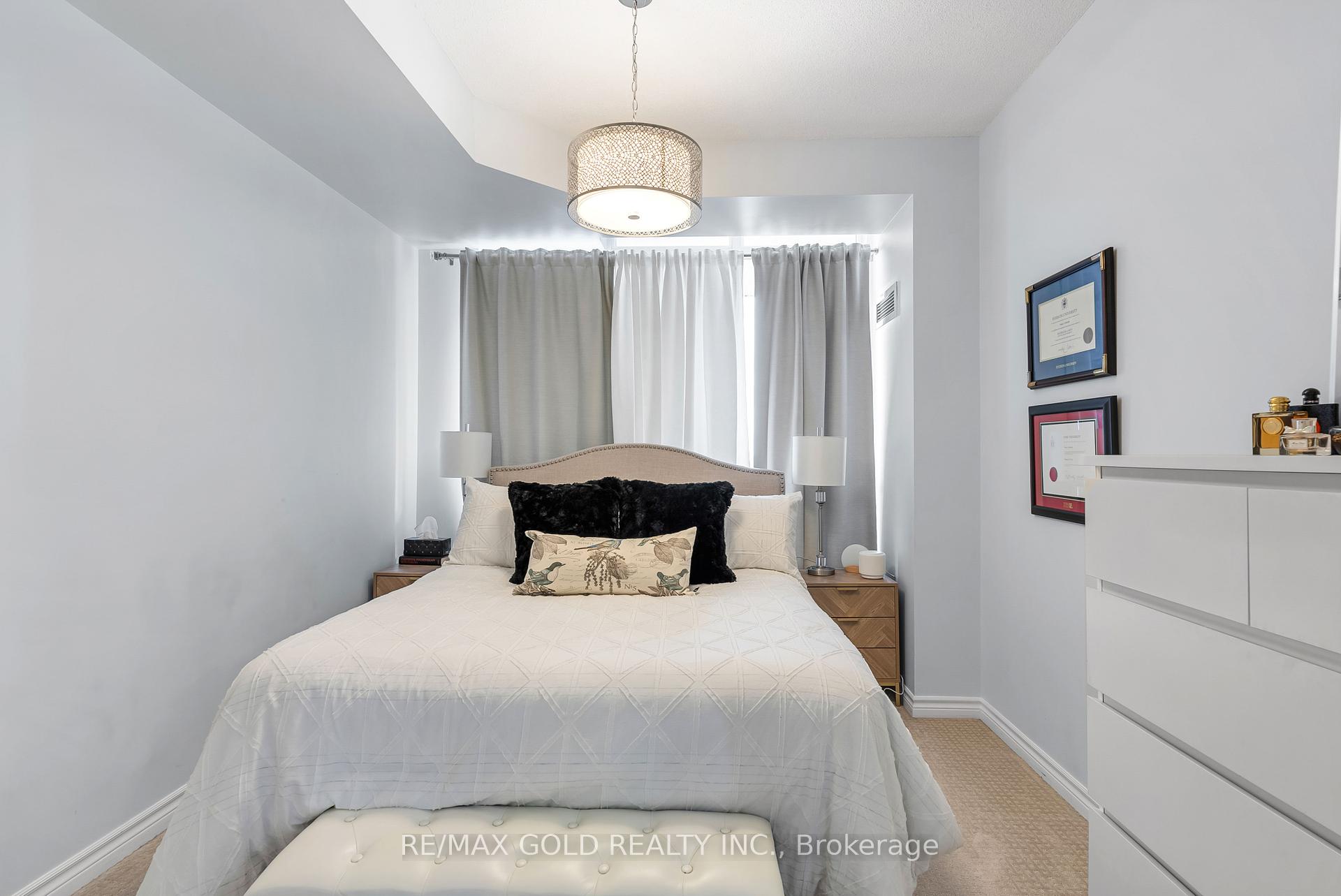2 Bedrooms Condo at 388 Prince Of Wales, Mississauga For sale