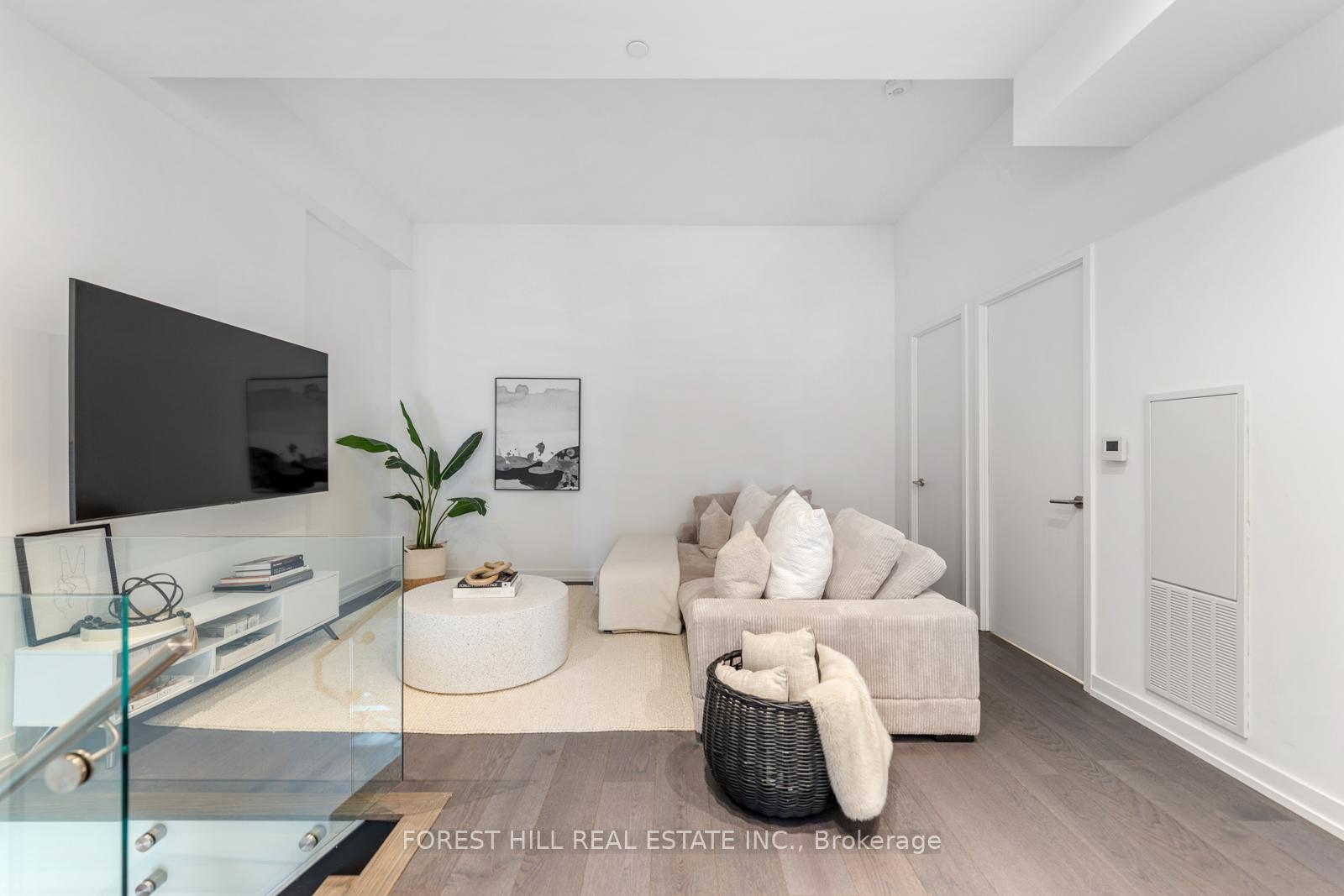 2 Bedrooms Condo at 161 Roehampton, Toronto For sale