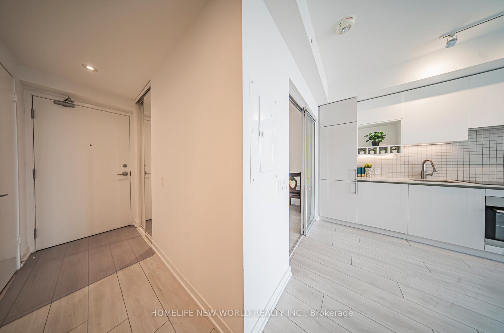 2 Bedrooms Condo at 5 Buttermill,  Vaughan For sale