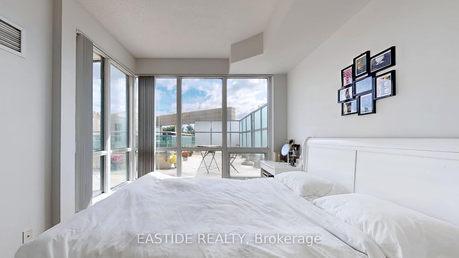 2 Bedrooms Condo at 18 Holmes, Toronto For sale