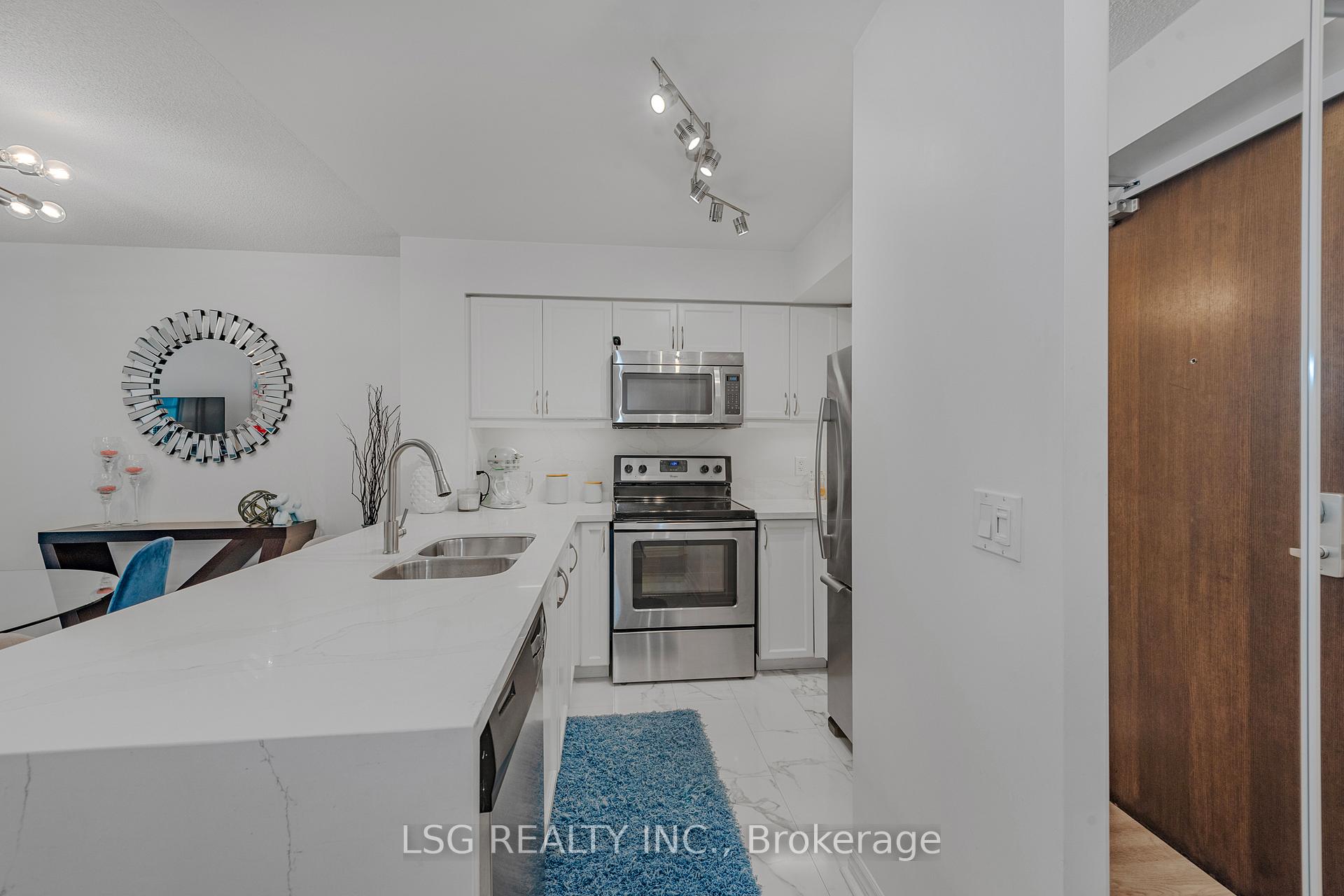 2 Bedrooms Condo at 19 Grand Trunk, Toronto For sale
