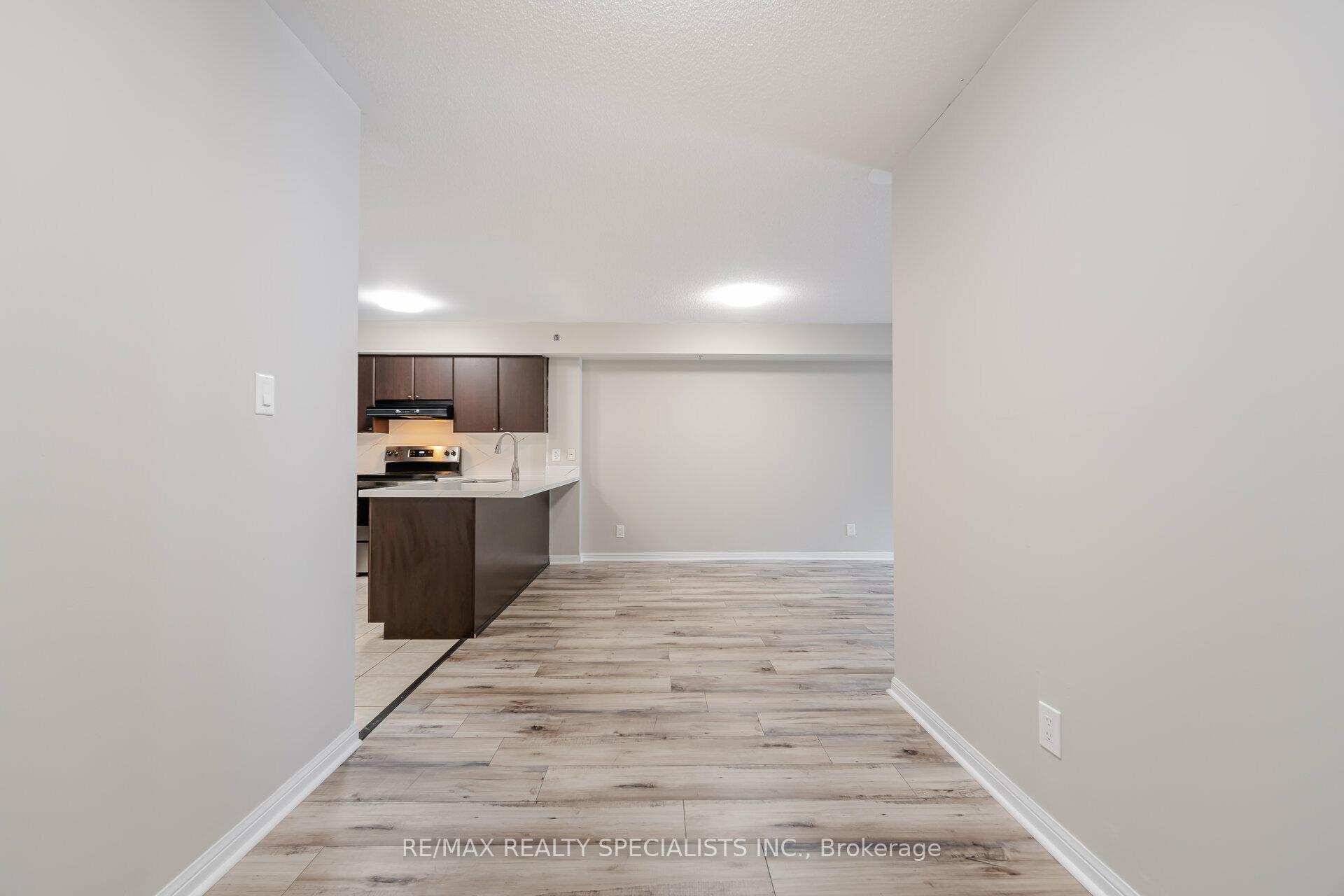 2 Bedrooms Condo at 3070 Rotary, Burlington For sale