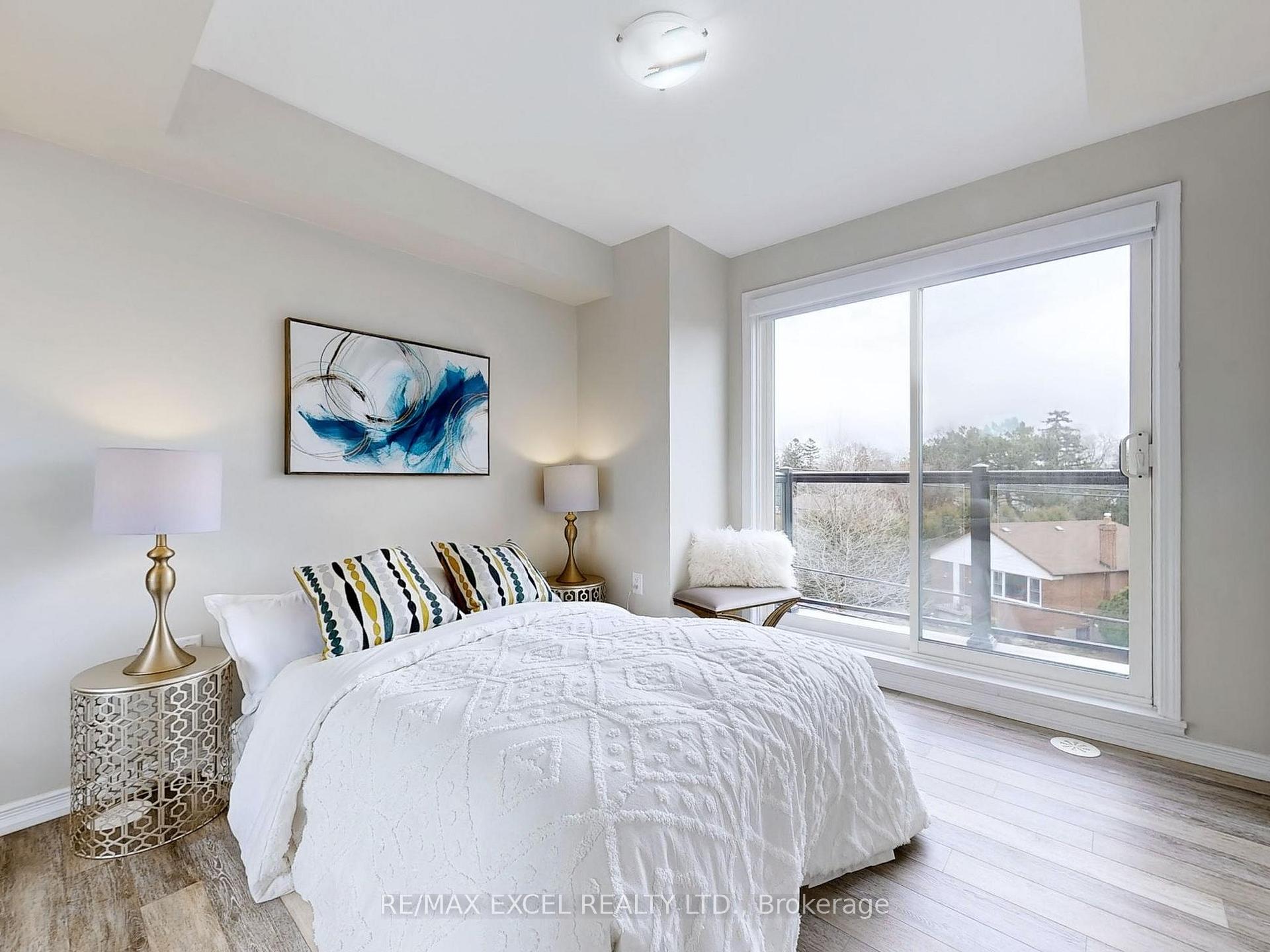 2 Bedrooms Condo at 24 Fieldway,  Toronto For sale