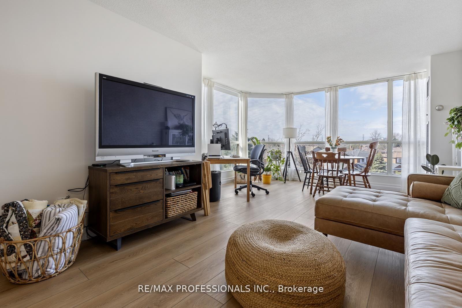 2 Bedrooms Condo at 1500 Grazia, Mississauga For sale