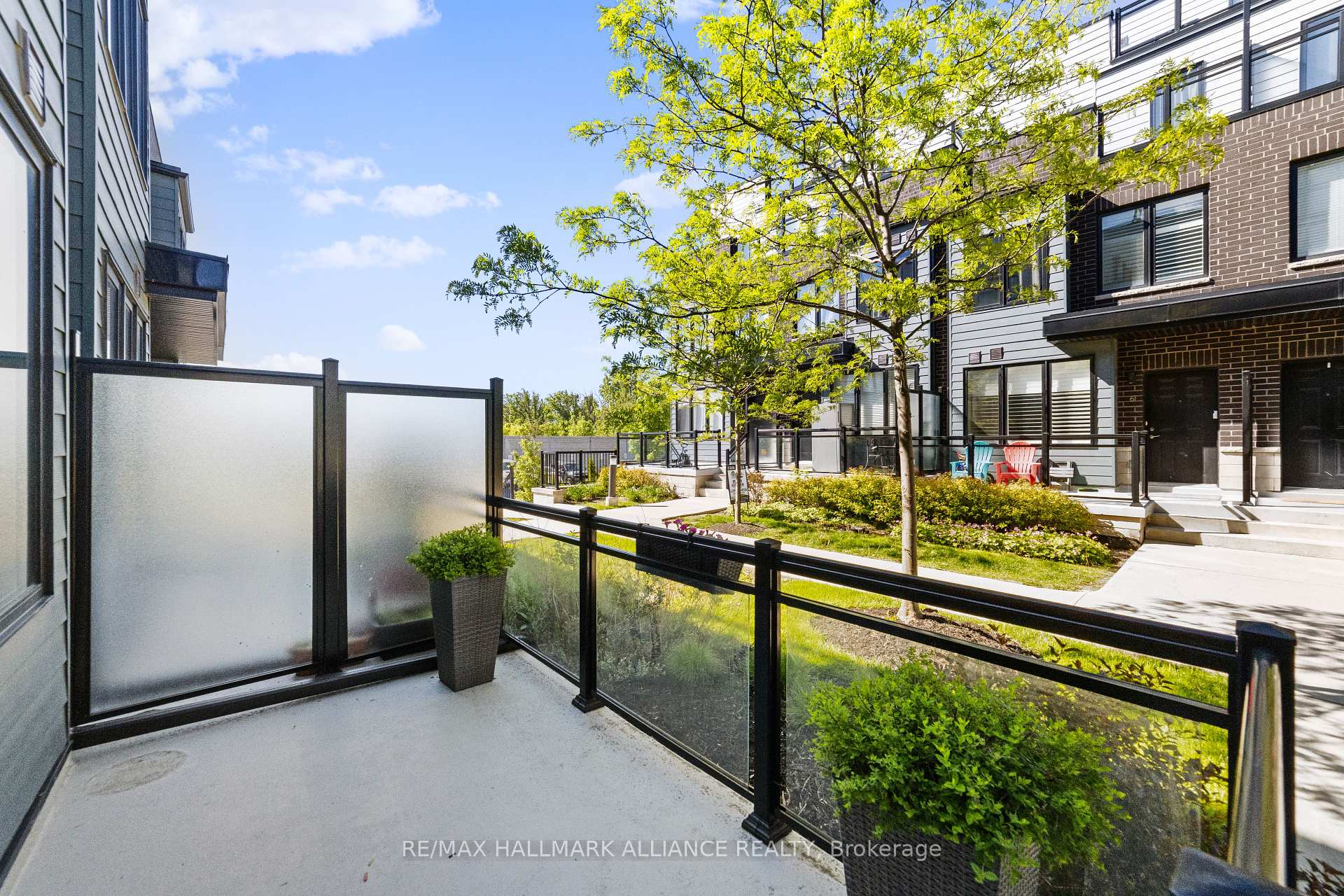 3 Bedrooms Condo at 1150 Stroud, Mississauga For sale