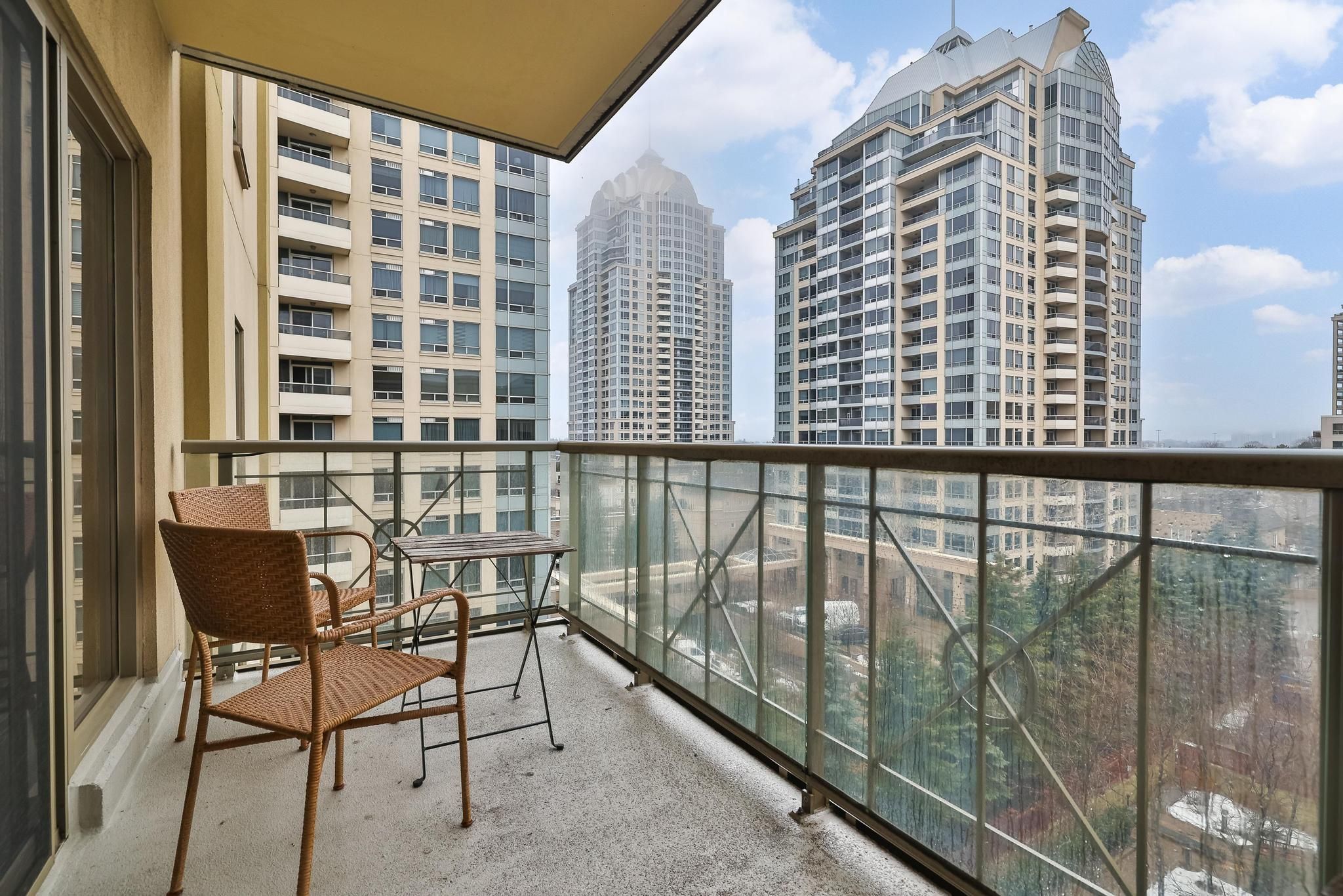12 Rean Drive 811