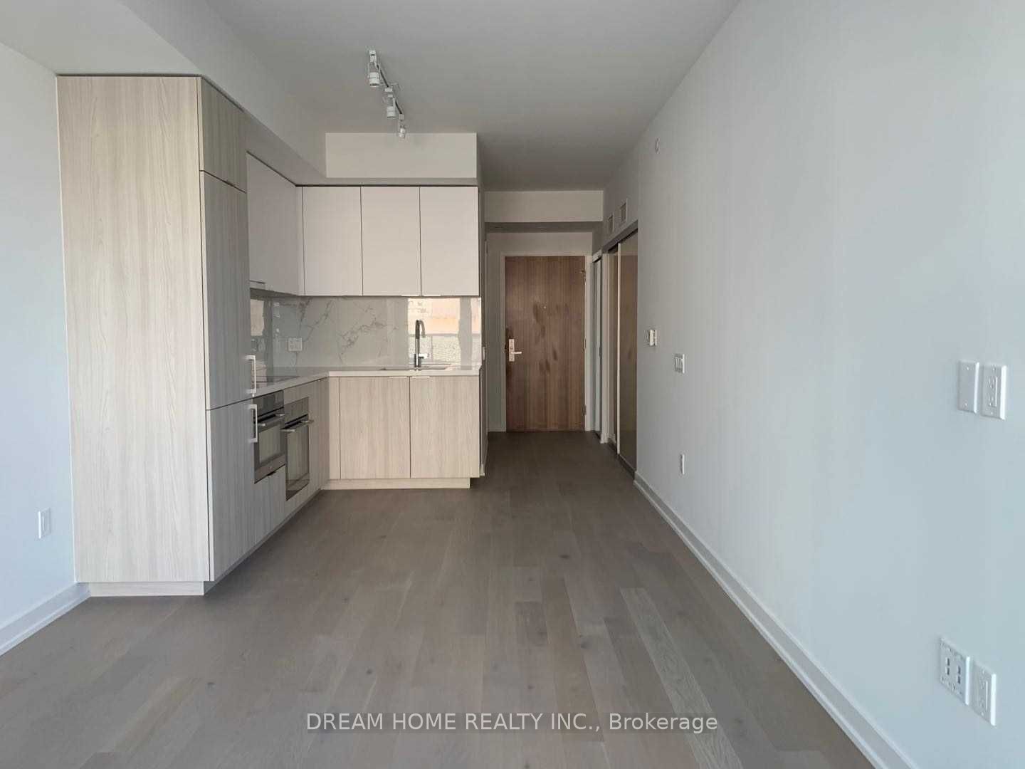 15 Queens Quay E, #515