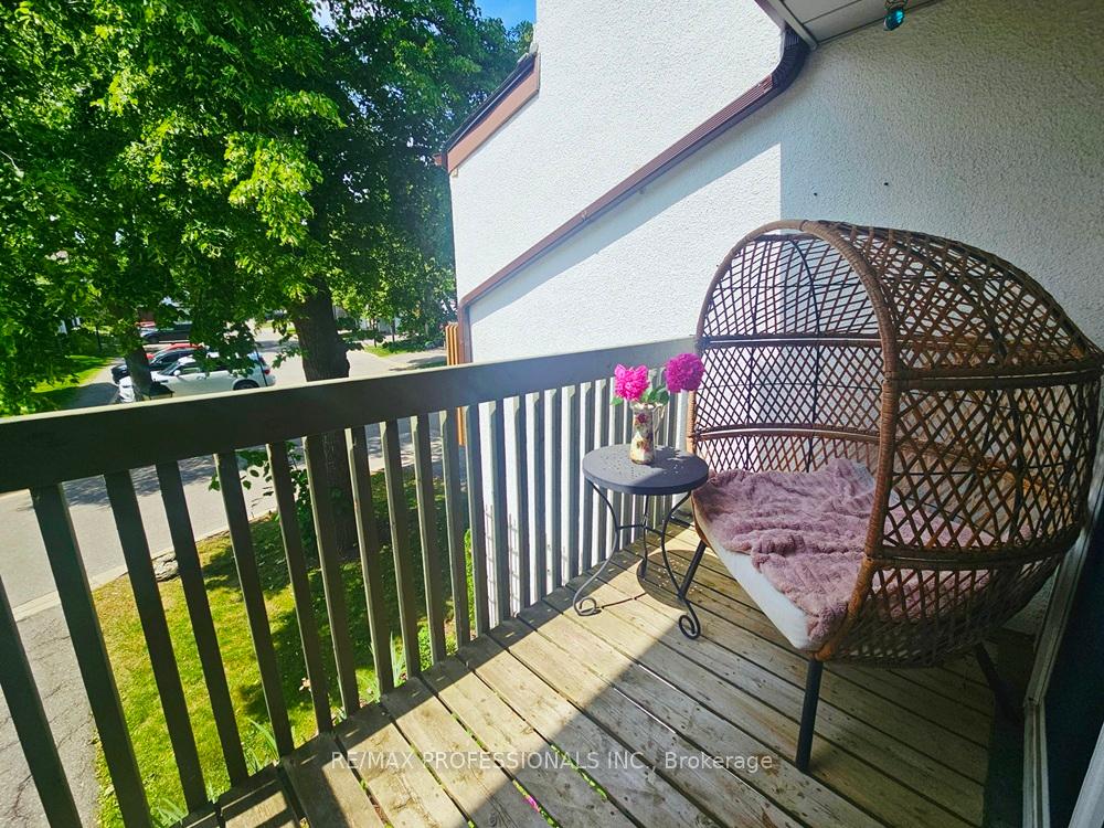 4 Bedrooms Condo at 2651 Aquitaine, Mississauga For sale