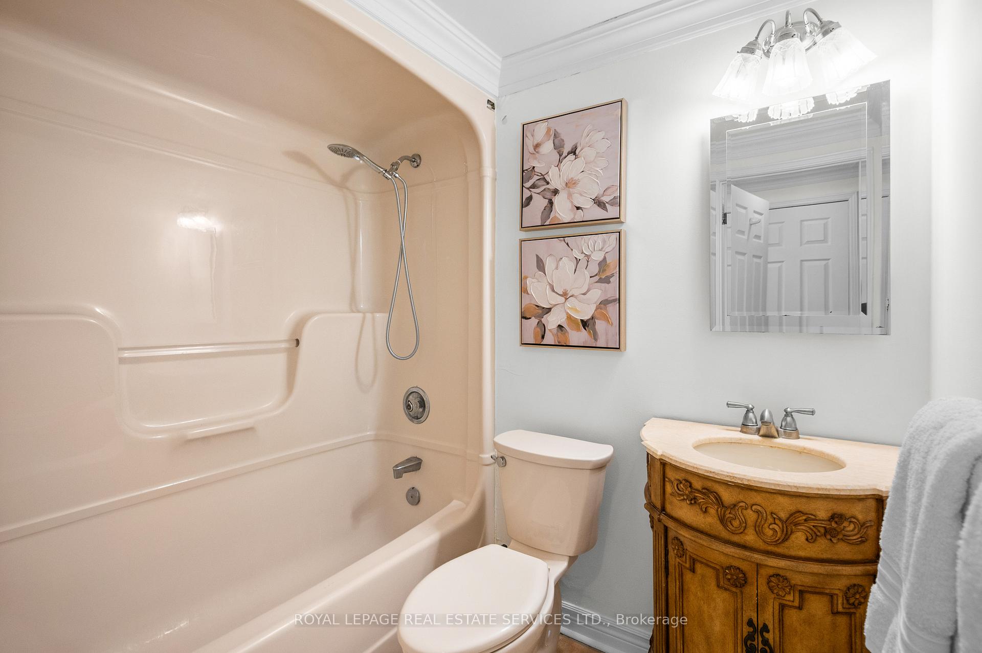 2 Bedrooms Condo at 102 Bronte,  Oakville For sale